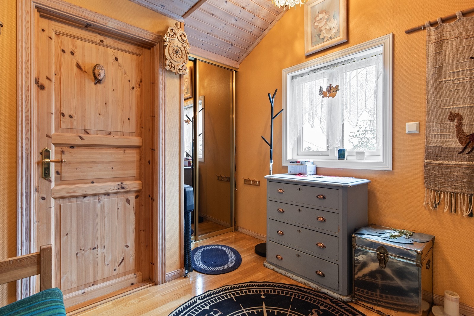 Gang med adkomst til gjeste wc og videre inn i boligen. Galleribilde