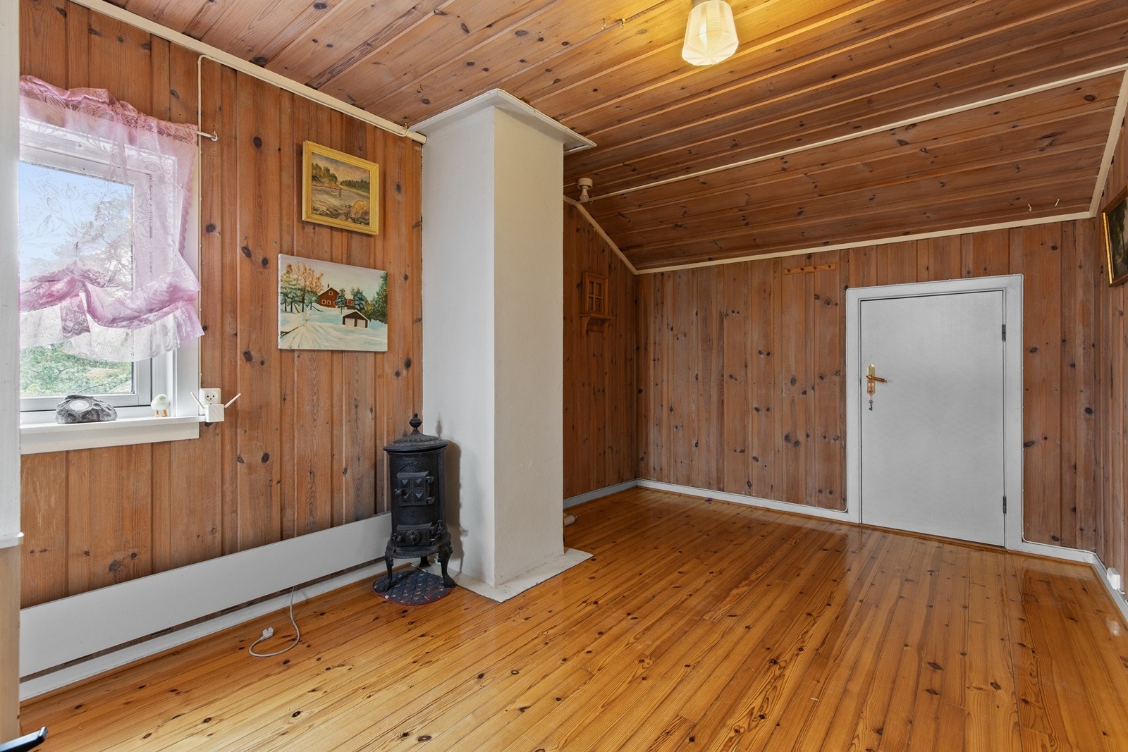 Loftsgang med god plass til loftstur og enkel tilgang til kott. Galleribilde