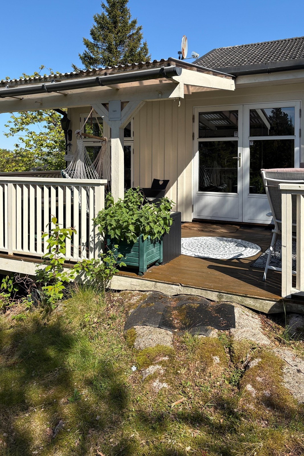 Veranda på baksiden med adkomst til hagen. Galleribilde