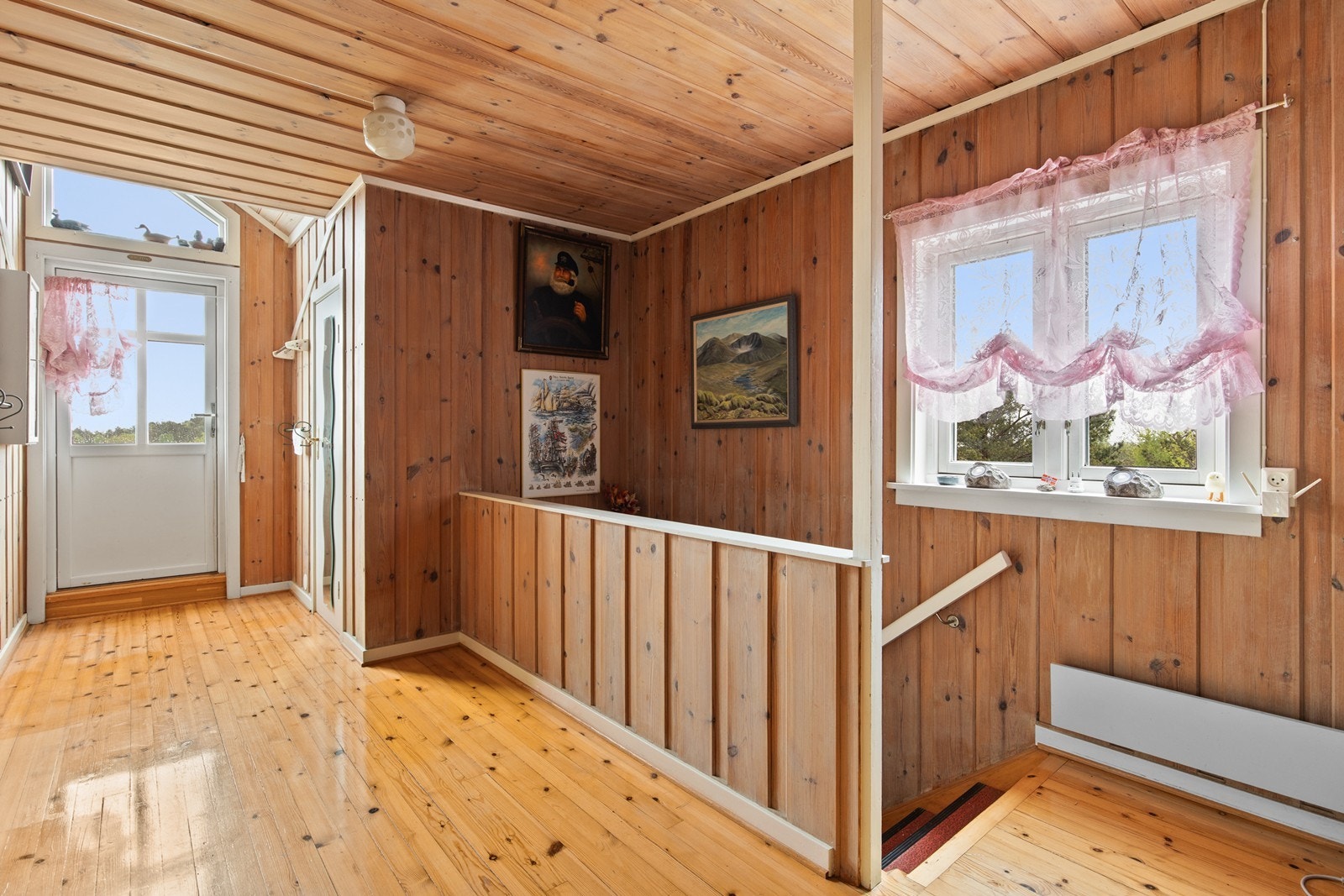 Trapp og loftsgang med utgang til veranda. Galleribilde
