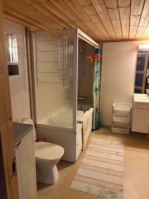 Det er wc og badekar med dusj i u.etg Galleribilde