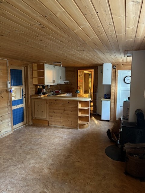 Stue med åpen kjøkkenløsning i kjeller. Galleribilde