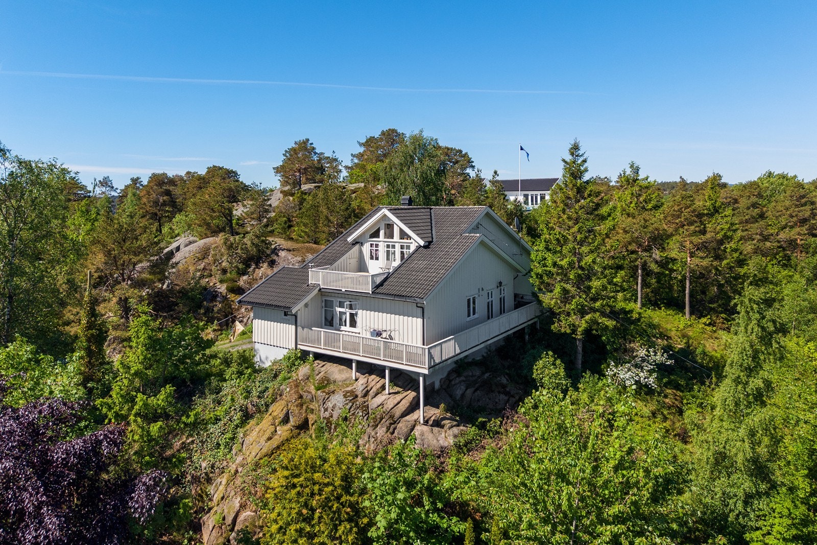 Huset ligger på en høyde med fin utsikt til havet og områdene rundt. Galleribilde