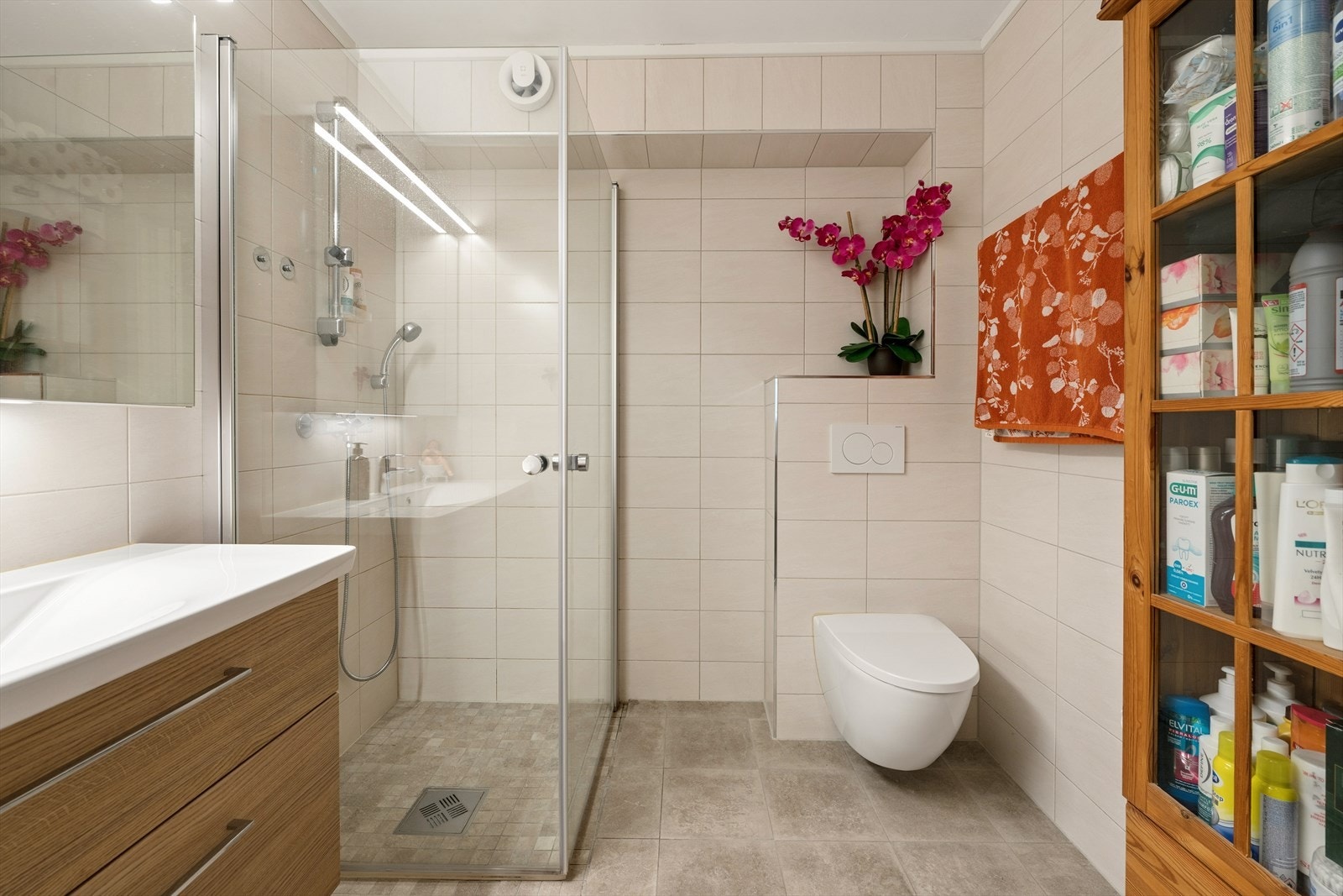 Badet i underetasjen ble oppgradert i 2017 og har flislagt gulv med elektriske varmekabler. Galleribilde