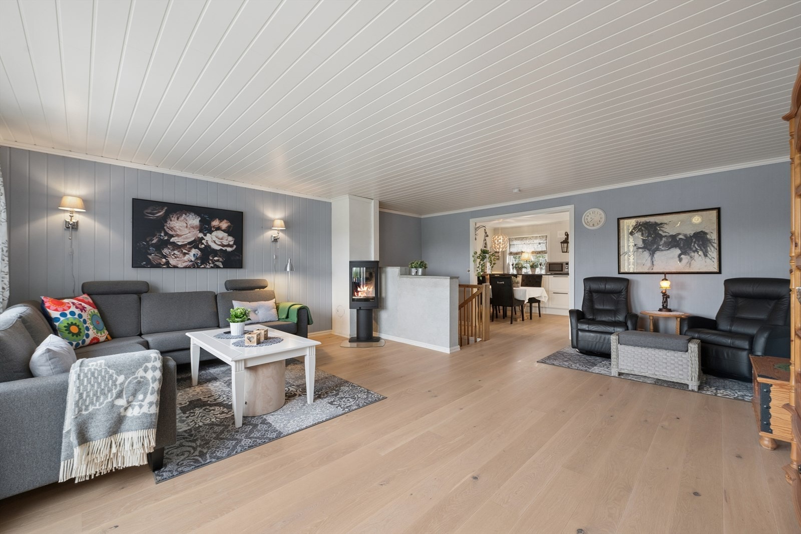 Stuen i andre etasje er romslig og har plass til både en stor sofagruppe og en egen lesekrok. Galleribilde