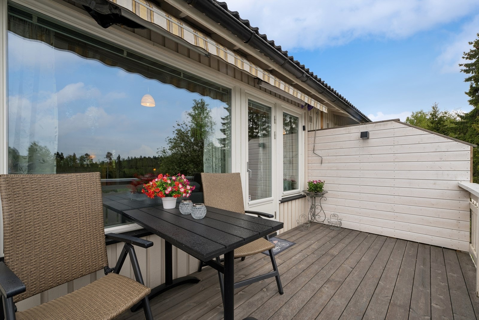 Balkongen har nylig fått nytt gulv og en levegg mot naboen. Galleribilde