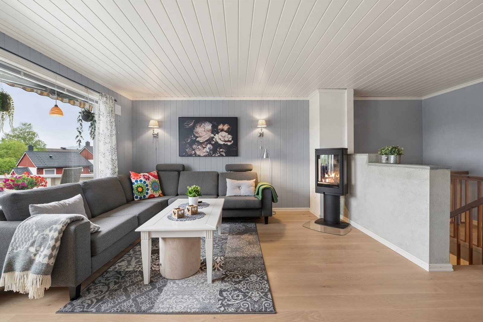 En peisovn i stuen gir en effektiv og supplerende varmekilde. Galleribilde