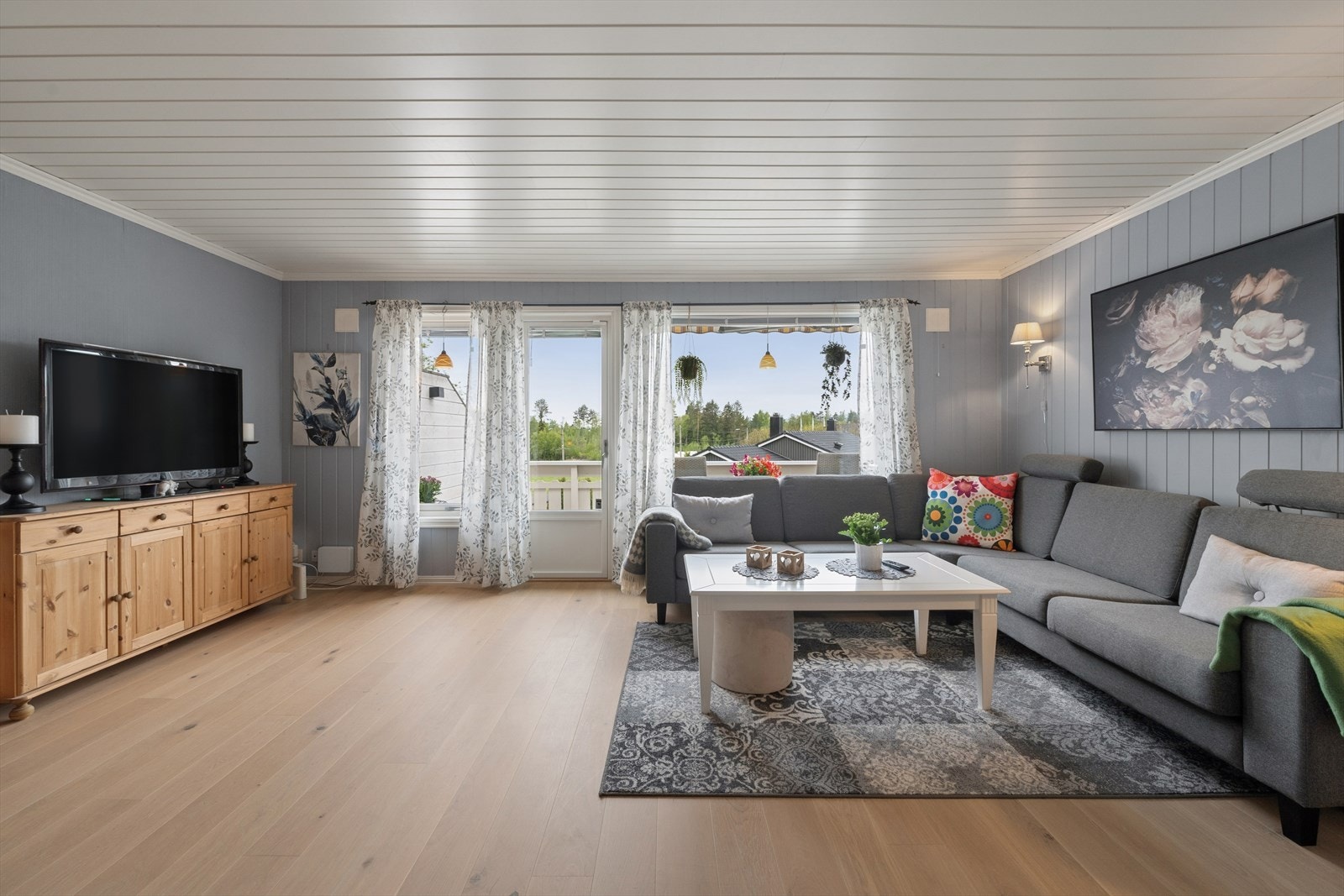 Etter en utbedret lekkasje ble taket i stuen lagt helt nytt i 2020. Galleribilde