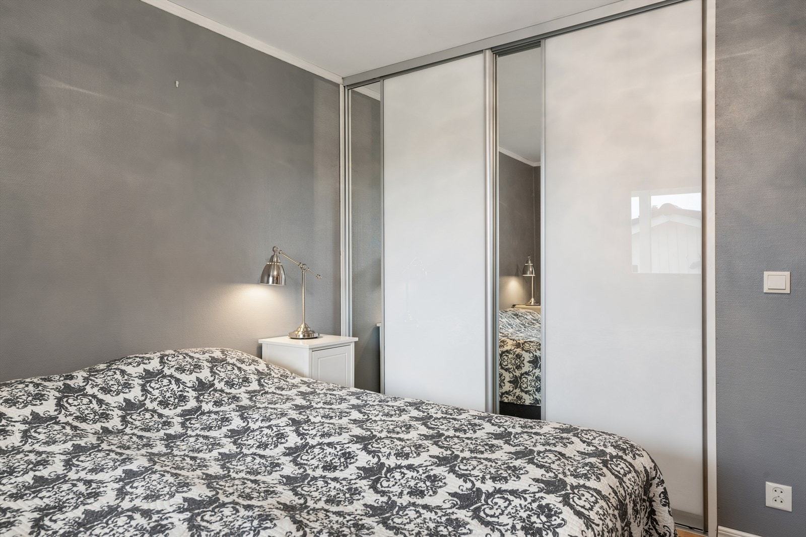 Hovedsoverommet har en romslig skyvedørsgarderobe for effektiv oppbevaring. Galleribilde