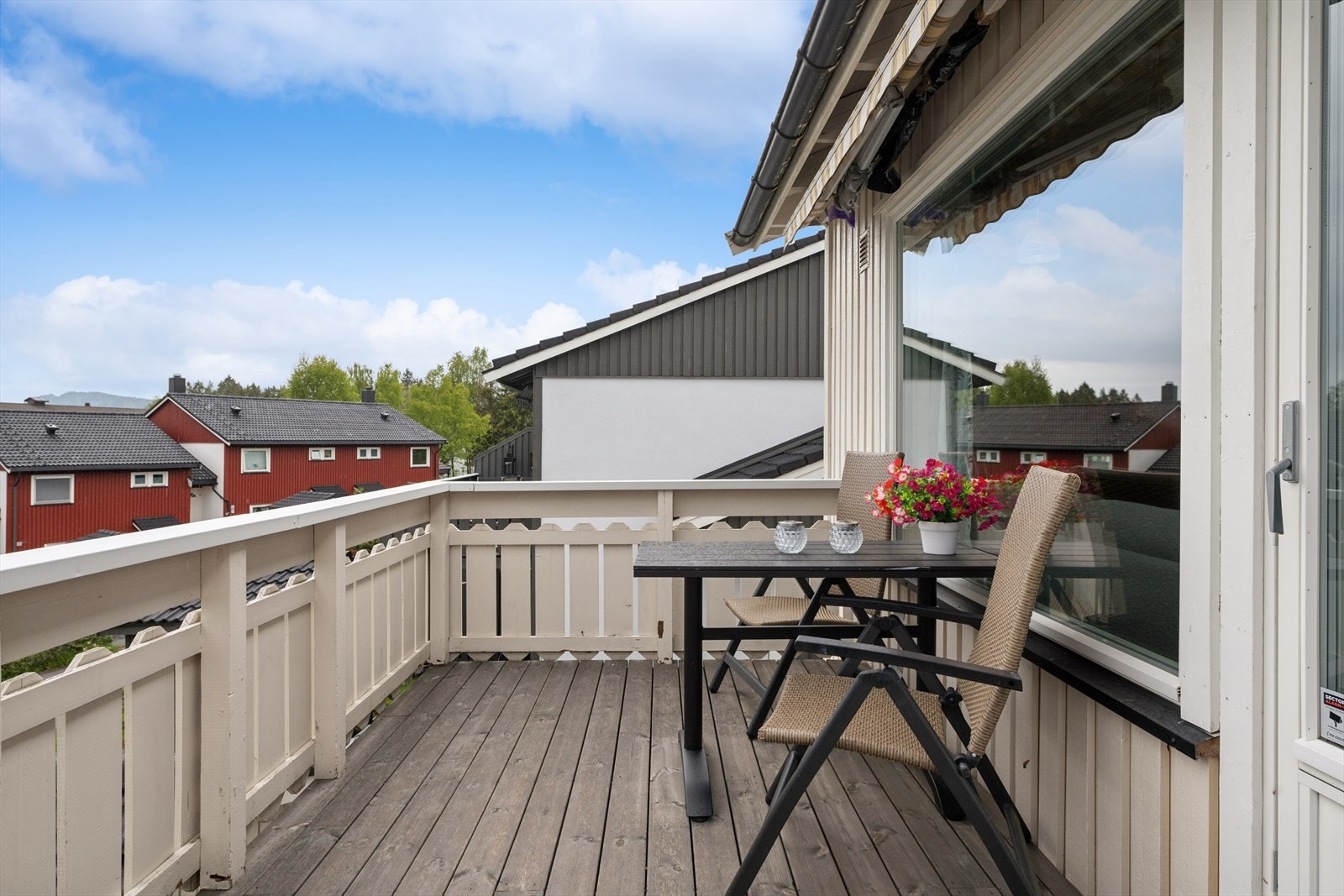 Balkongen på ca. 9 m² har adkomst fra stuen og plass til en sittegruppe. Galleribilde