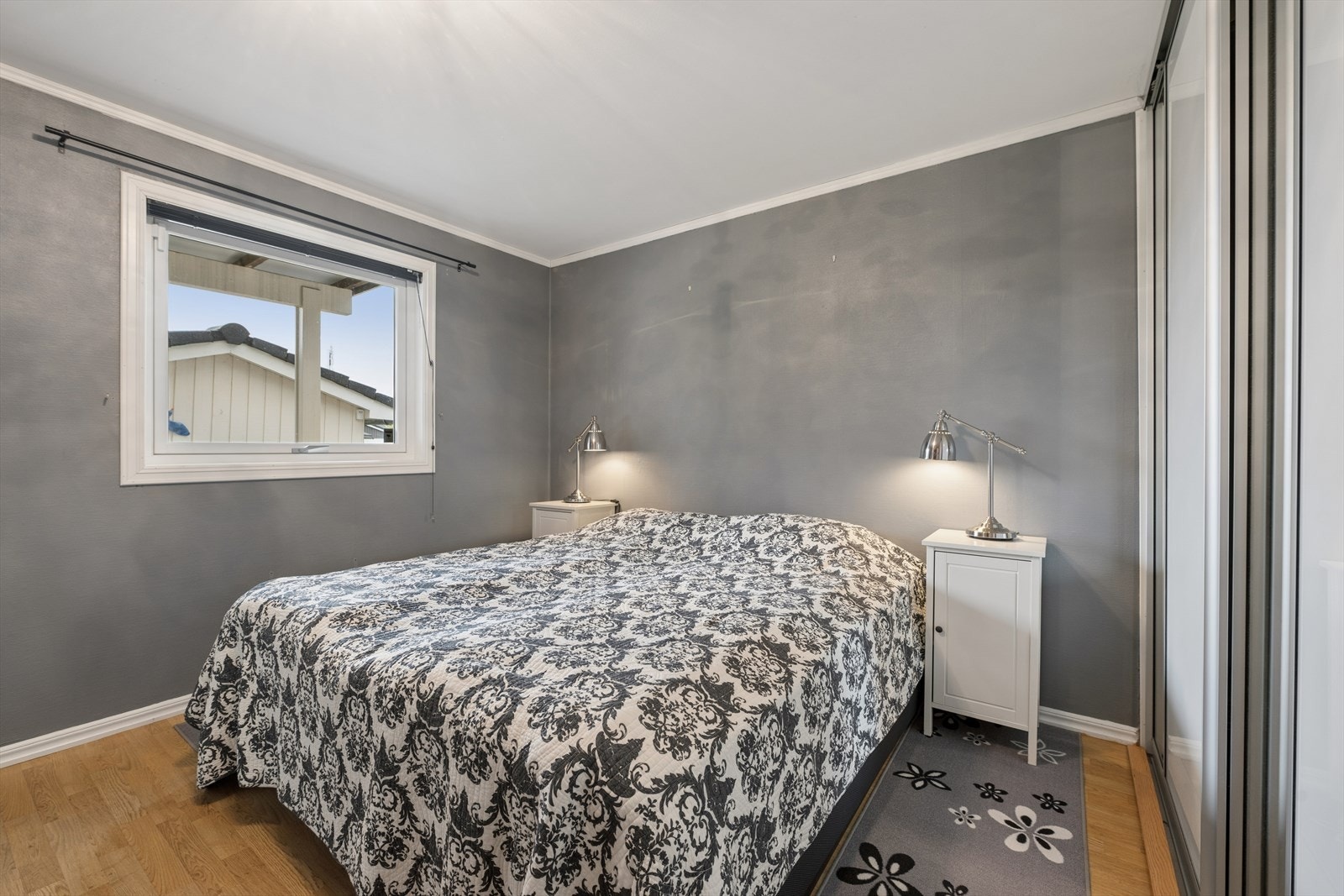 Boligen har to soverom, begge plassert i den rolige underetasjen. Galleribilde