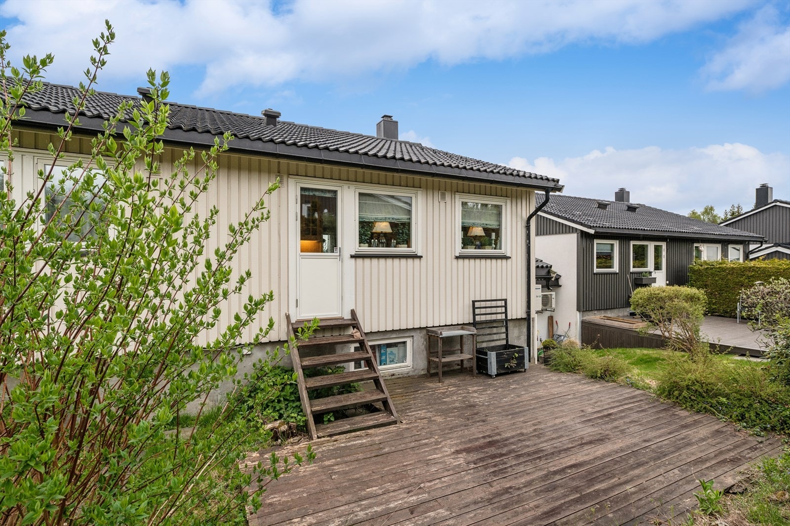 Fra kjøkkenet er det utgang til en treterrasse på ca. 20 m². Galleribilde