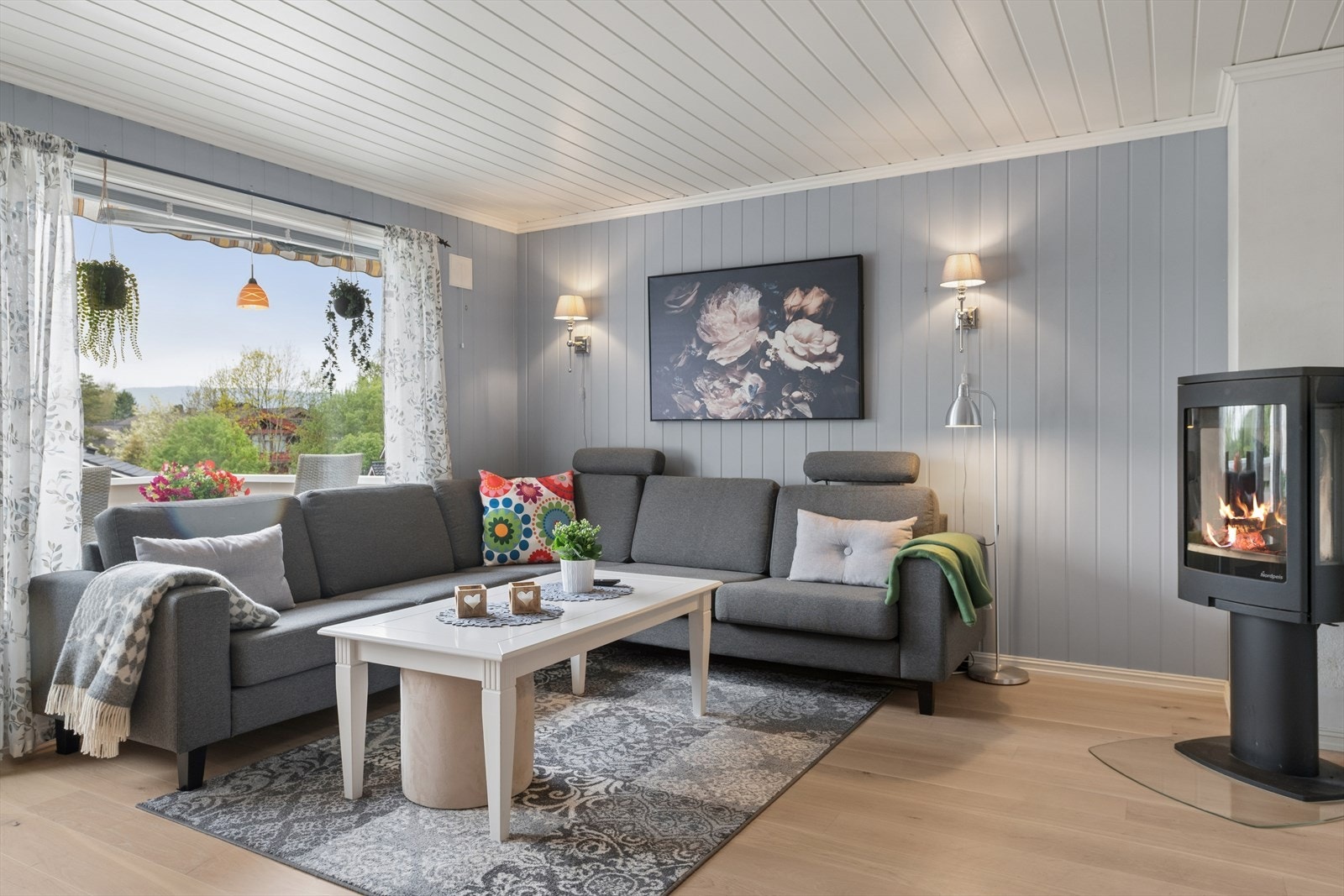Store vinduer og balkongdør fra 2015 gir godt med lys til stuen. Galleribilde