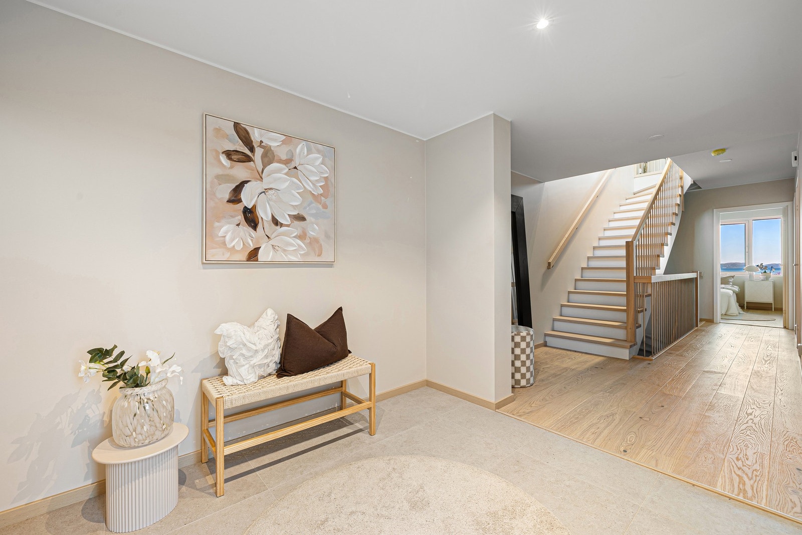 Velkommen inn til 1. etasje. Flislagt, romslig entré med god plass til å henge fra seg diverse utetøy. Galleribilde