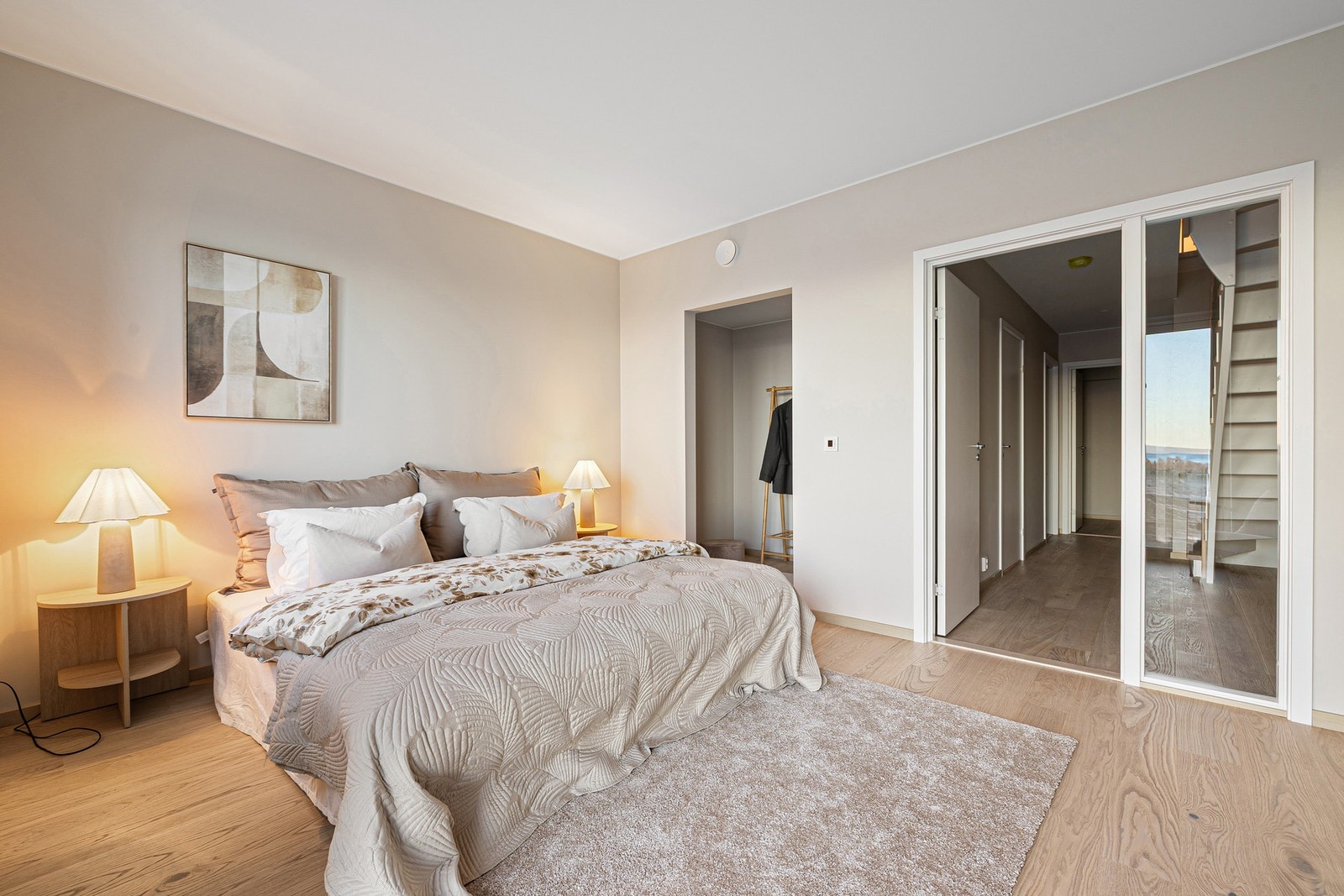 Hovedsoverom. Walk-in-garderoben er på 3,4 kvm. Galleribilde