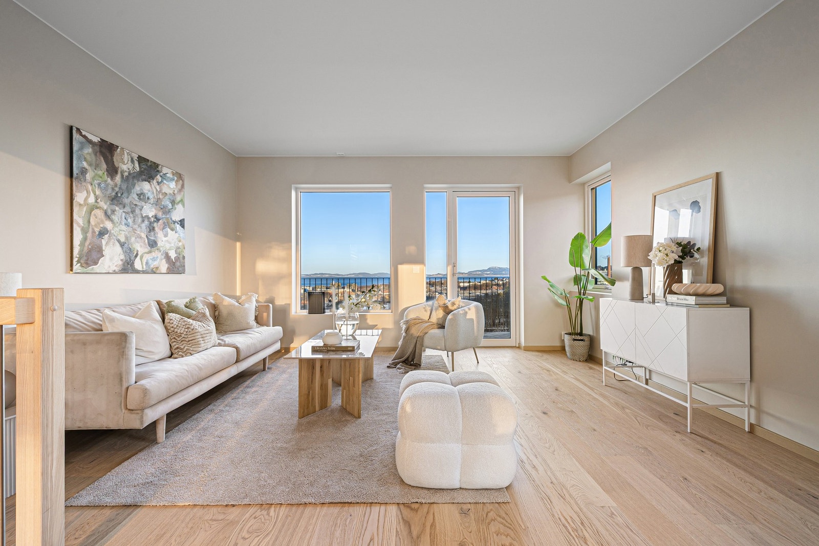 Romslig stue med plass til hele familien. Galleribilde