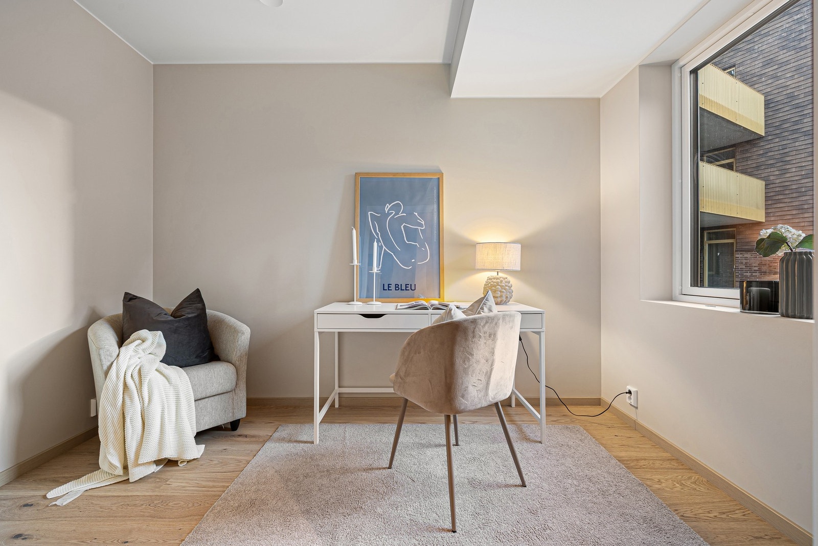 Soverom på 7,3 kvm. Om en ikke trenger alle soverommene er det mulig å innrede til kontor, lekerom eller garderobe, alt etter egne ønsker og behov! Galleribilde