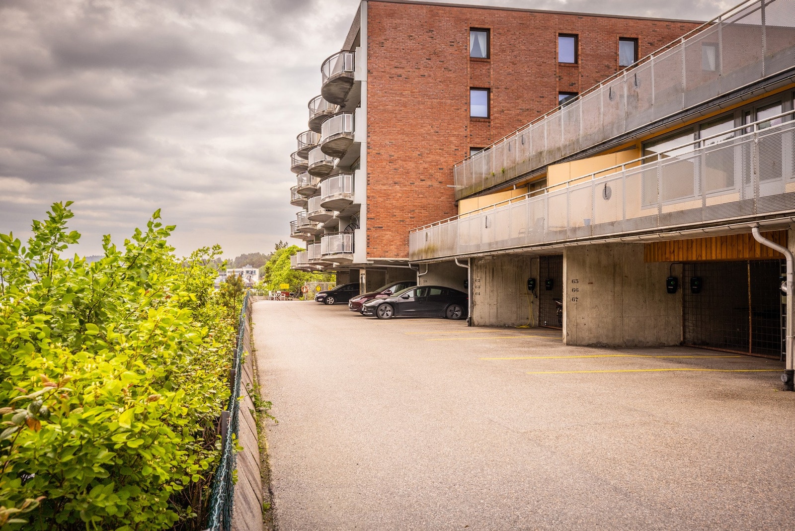- El-lader på parkeringsplassen - Galleribilde