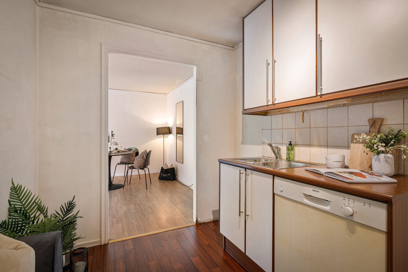 - Kjøkkenet er utstyrt med stål oppvaskkum, ventilator, opplegg for oppvaskmaskin og ett overskap med glassfront - Galleribilde