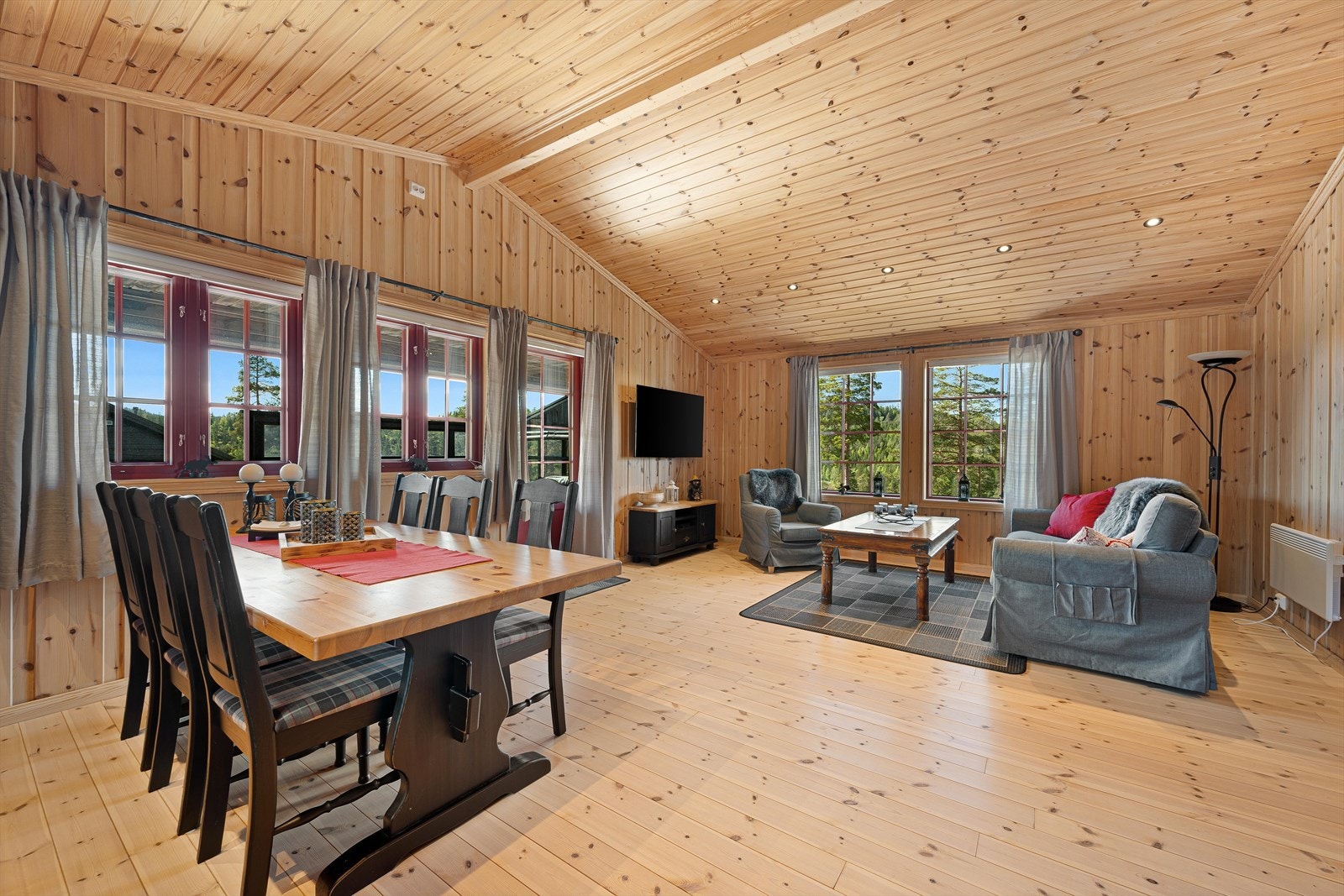 God plass til både sitte- og spisegruppe. Galleribilde