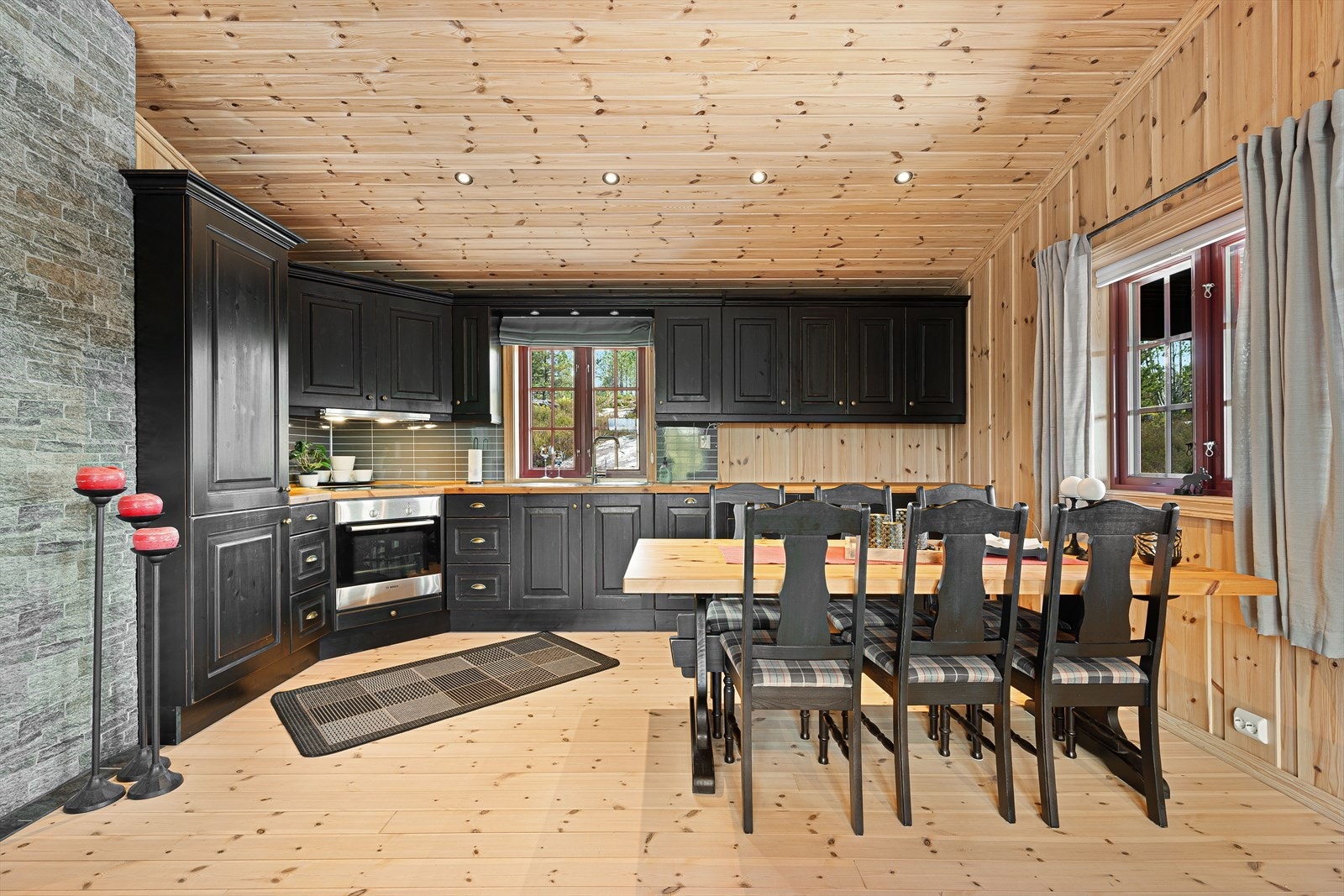 Her ligger alt til rette for hyggelige måltider og gode stunder sammen med familie og venner i en lun og innbydende hytteatmosfære. Galleribilde
