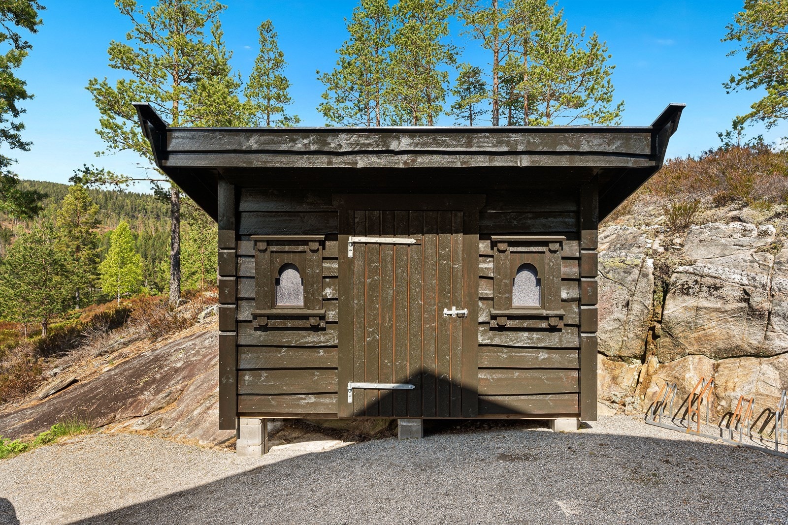 Det er i tillegg oppført bod på eiendommen. Boden er ikke lovlig oppført. Galleribilde