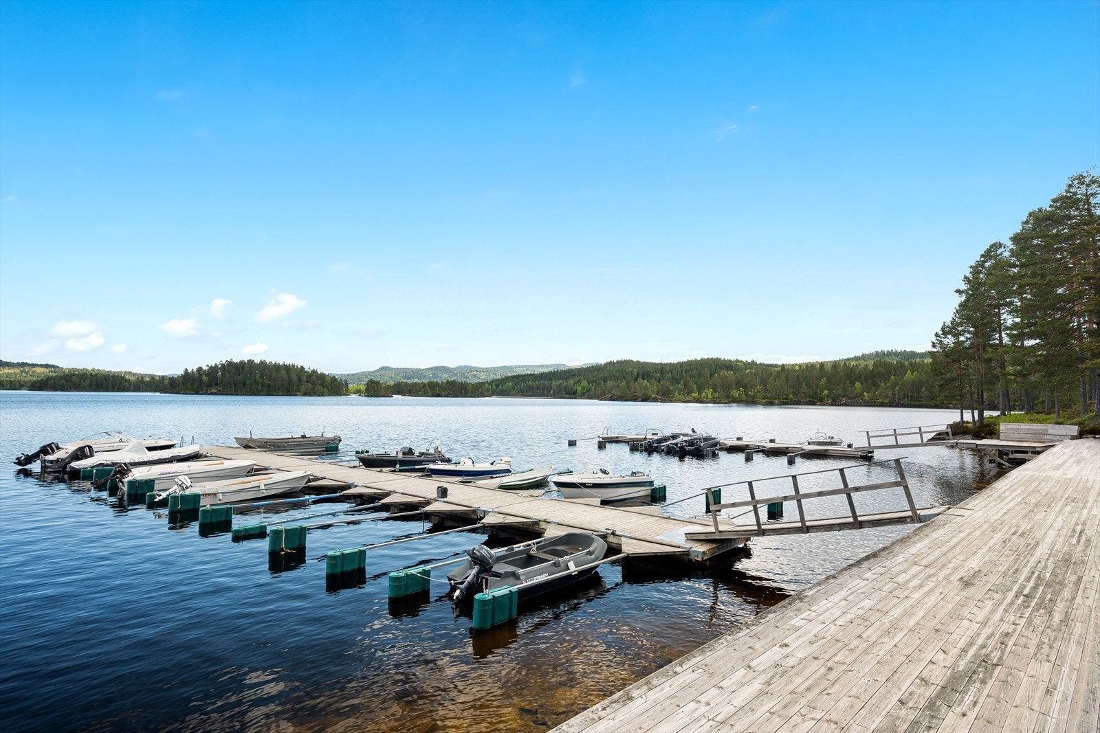 Flotte fellesarealer opparbeidet med strand, grillstue og godt med bryggeplass, Et flott samlingsted. Galleribilde