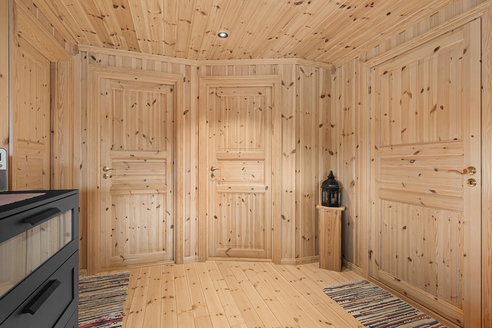 Hytta har hovedsakelig furupanel på vegger og har en tradisjonell standard, og byr på en lun og funksjonell ramme for fritidsbruk. Galleribilde