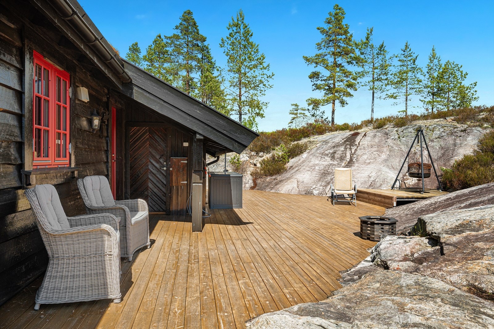 Rundt hytta er det opparbeidet pene utearealer med terrasse som gir gode muligheter for avslapning og hyggelige måltider utendørs. Galleribilde