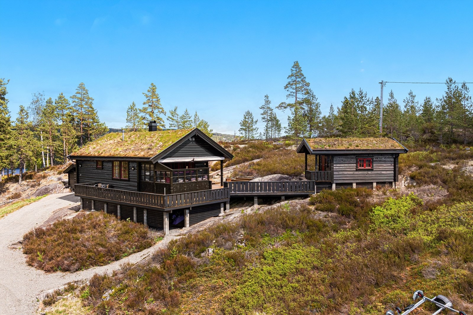 Eiendommen har en attraktiv og naturskjønn beliggenhet på Orrenes i Vegårshei, med kort avstand til vakre Vegår og flotte rekreasjonsmuligheter året rundt. Galleribilde