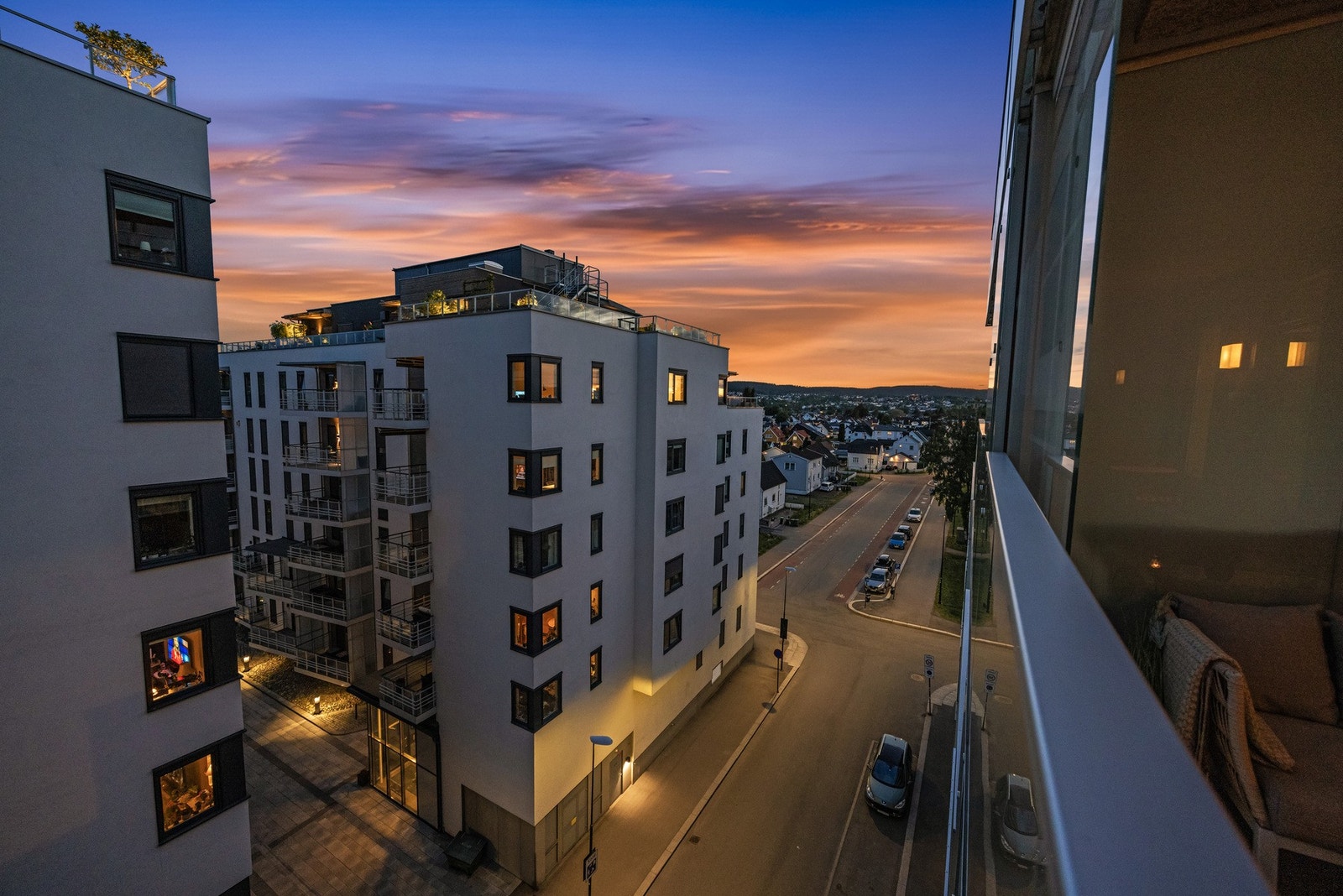 Fra balkongen har man et fint utsyn over nærområdet, og den høye beliggenheten bidrar til en rolig atmosfære til tross for den sentrale plasseringen. Galleribilde