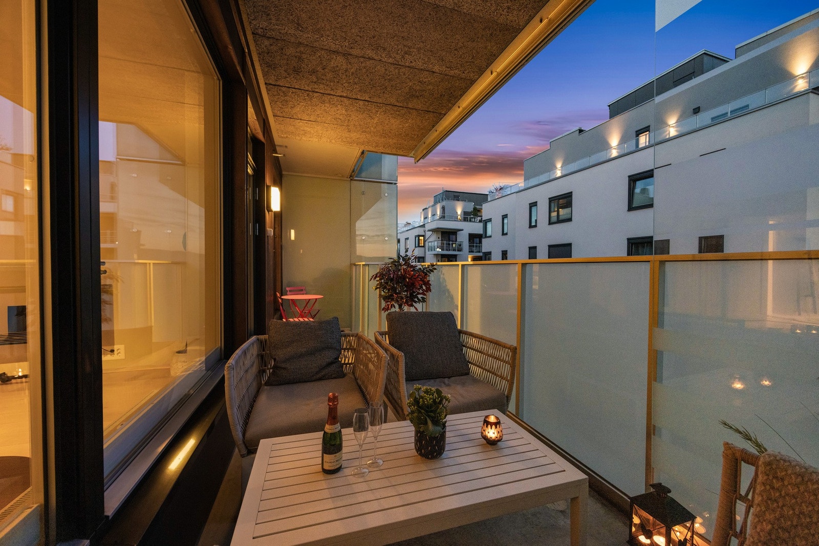Her er det god plass til både sittegruppe og grill, samtidig som den overbygde løsningen gjør uteplassen anvendelig gjennom store deler av året. Galleribilde