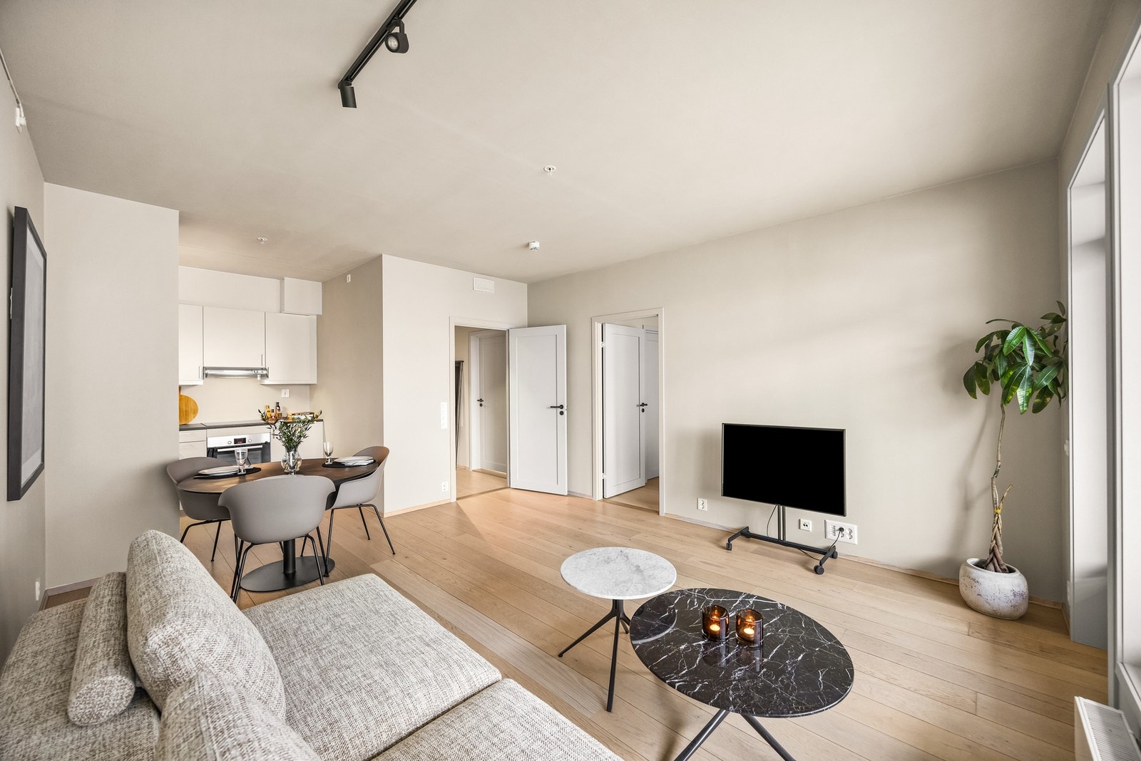 Den åpne planløsningen gjør det enkelt å samle venner og familie rundt spisebordet, samtidig som man beholder kontakten med dem som slapper av i sofakroken. Galleribilde