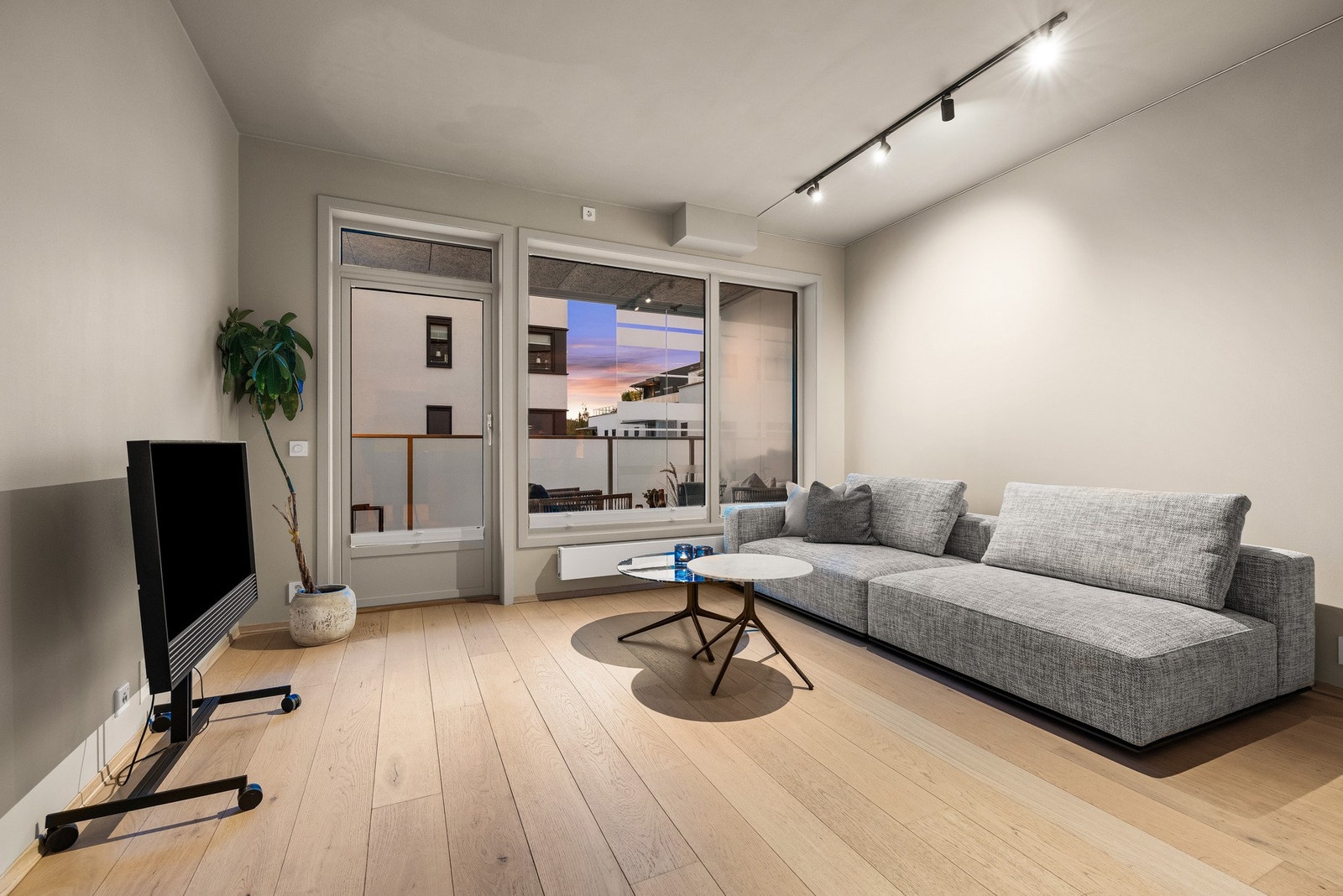 Stuen fremstår lun og innbydende på kveldstid. Galleribilde