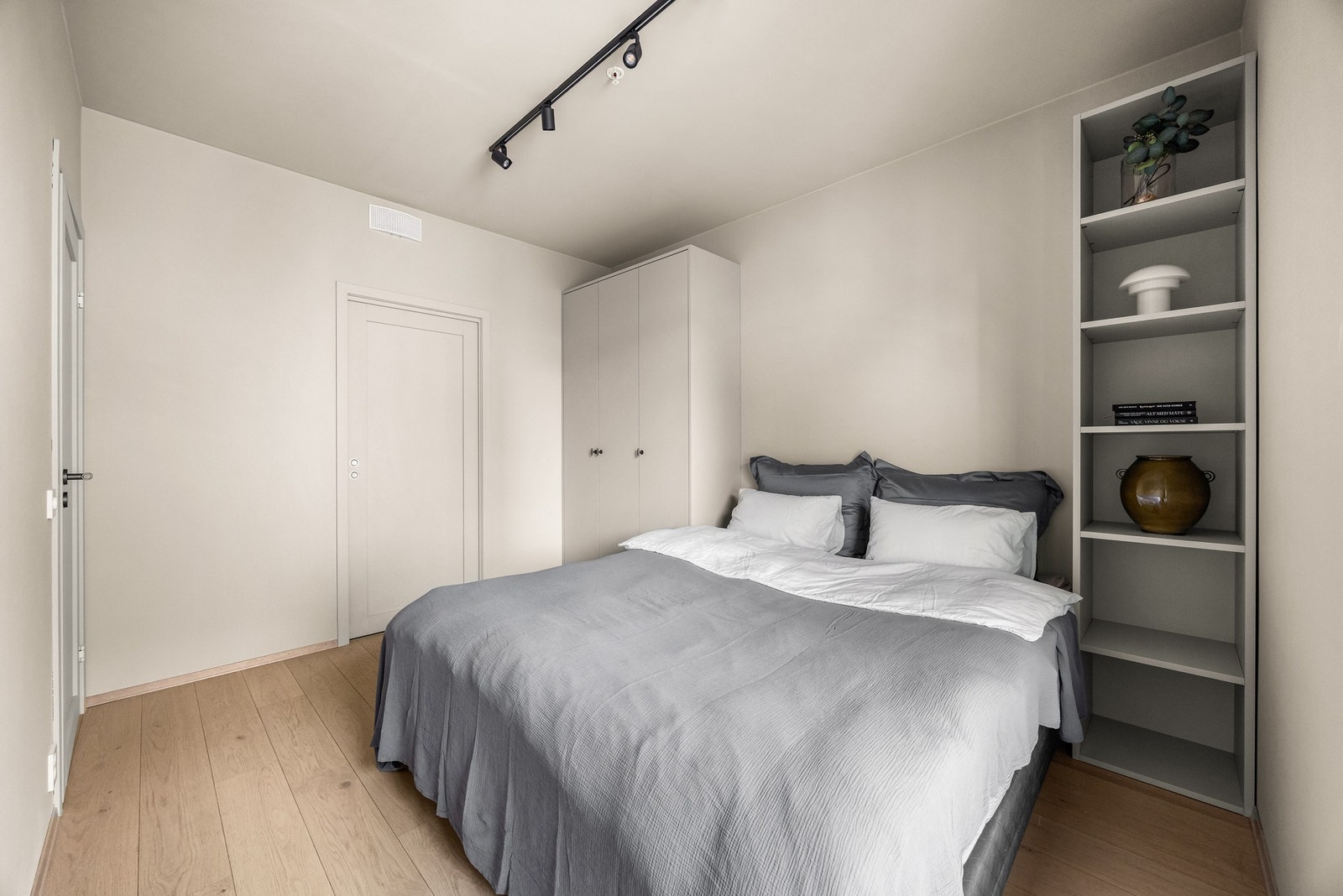 I 2026 ble det montert plassbygd garderobeløsning fra KA som gir svært gode oppbevaringsmuligheter og utnytter rommet på en elegant måte. Galleribilde