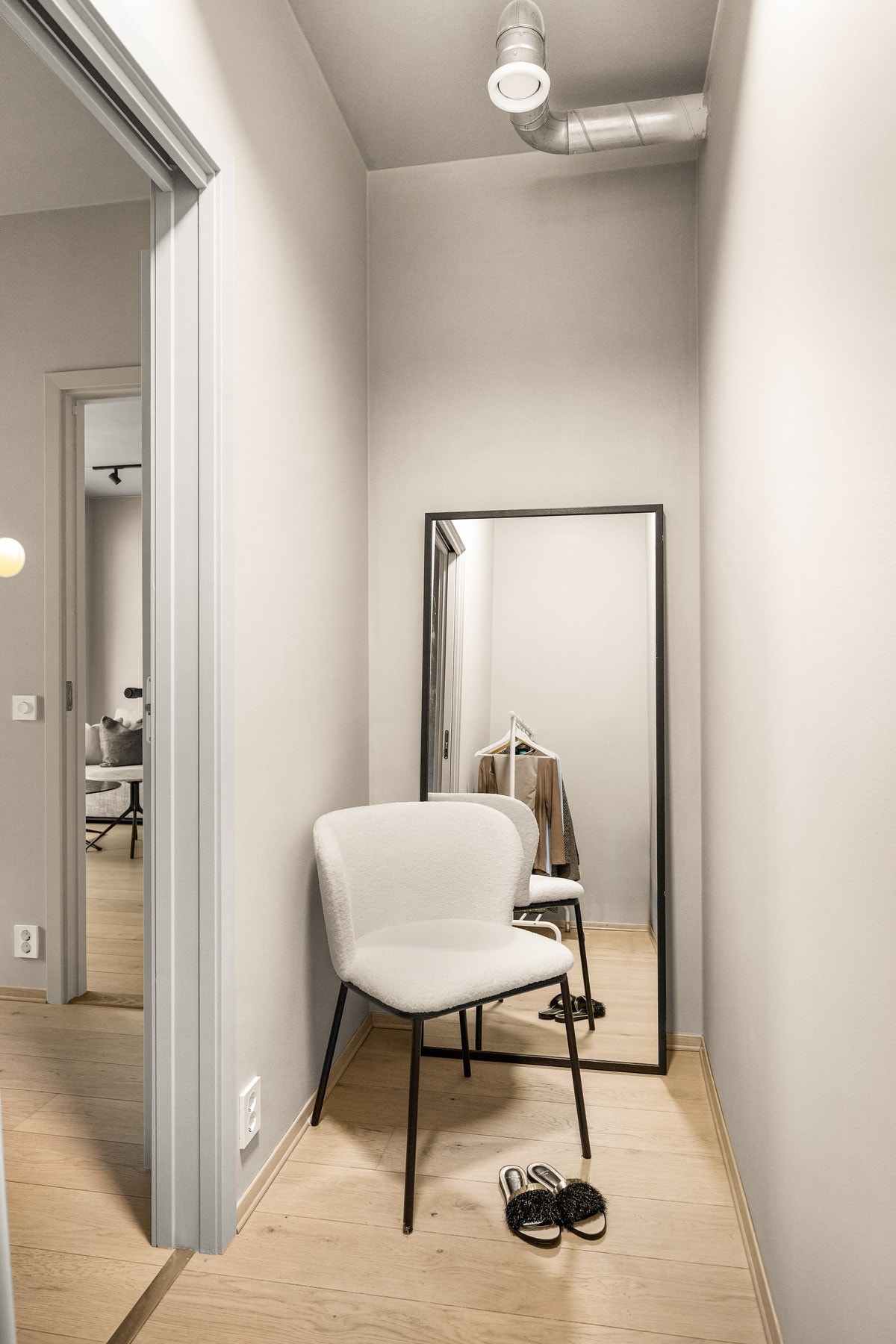 Leiligheten har gode oppbevaringsmuligheter med både innvendig bod og en disponibel bod på ca. 5 m² i felles kjellerareal. Galleribilde