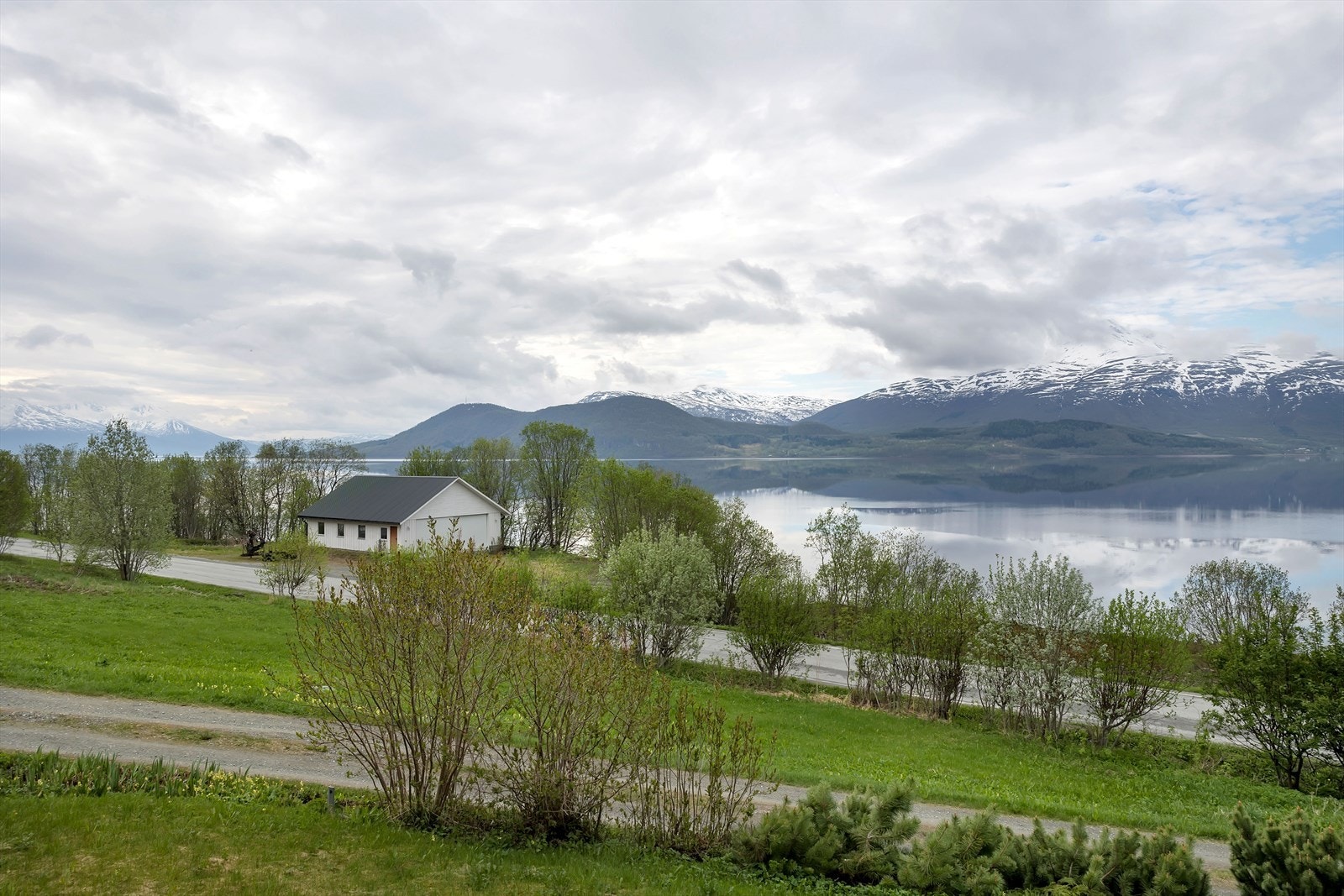 Garasje - ligger på andre siden av veien Galleribilde