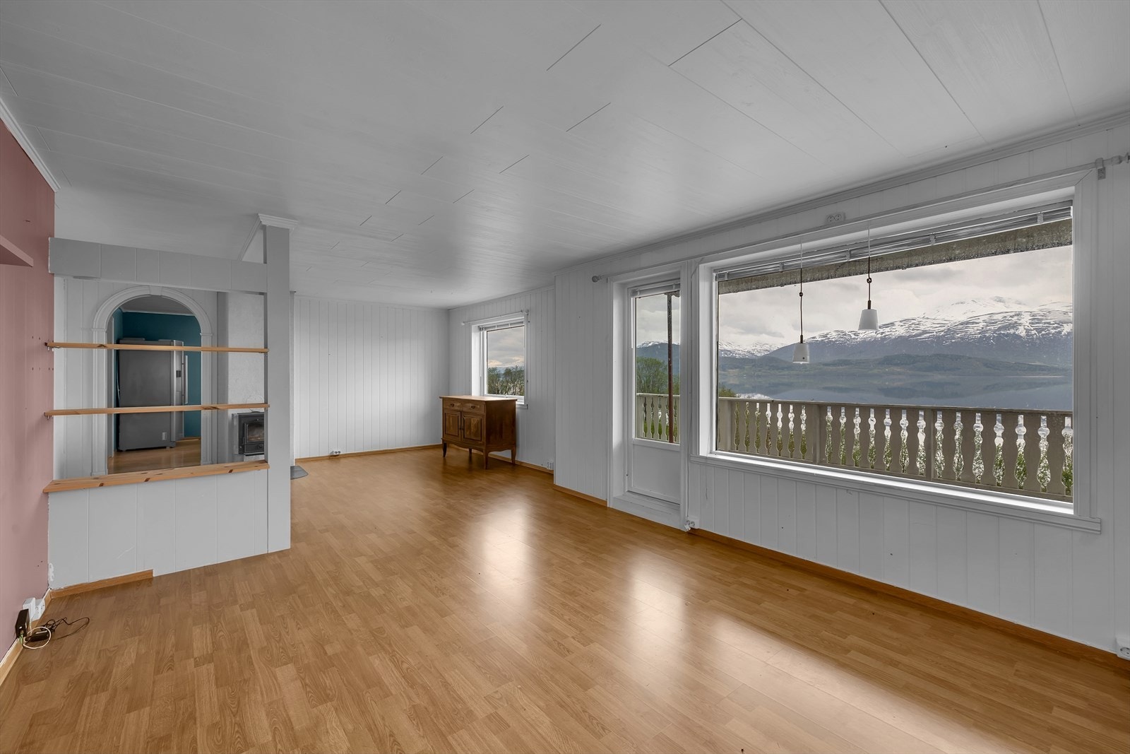 Romslig stue med store vinduer som gir godt med lysinnslipp Galleribilde