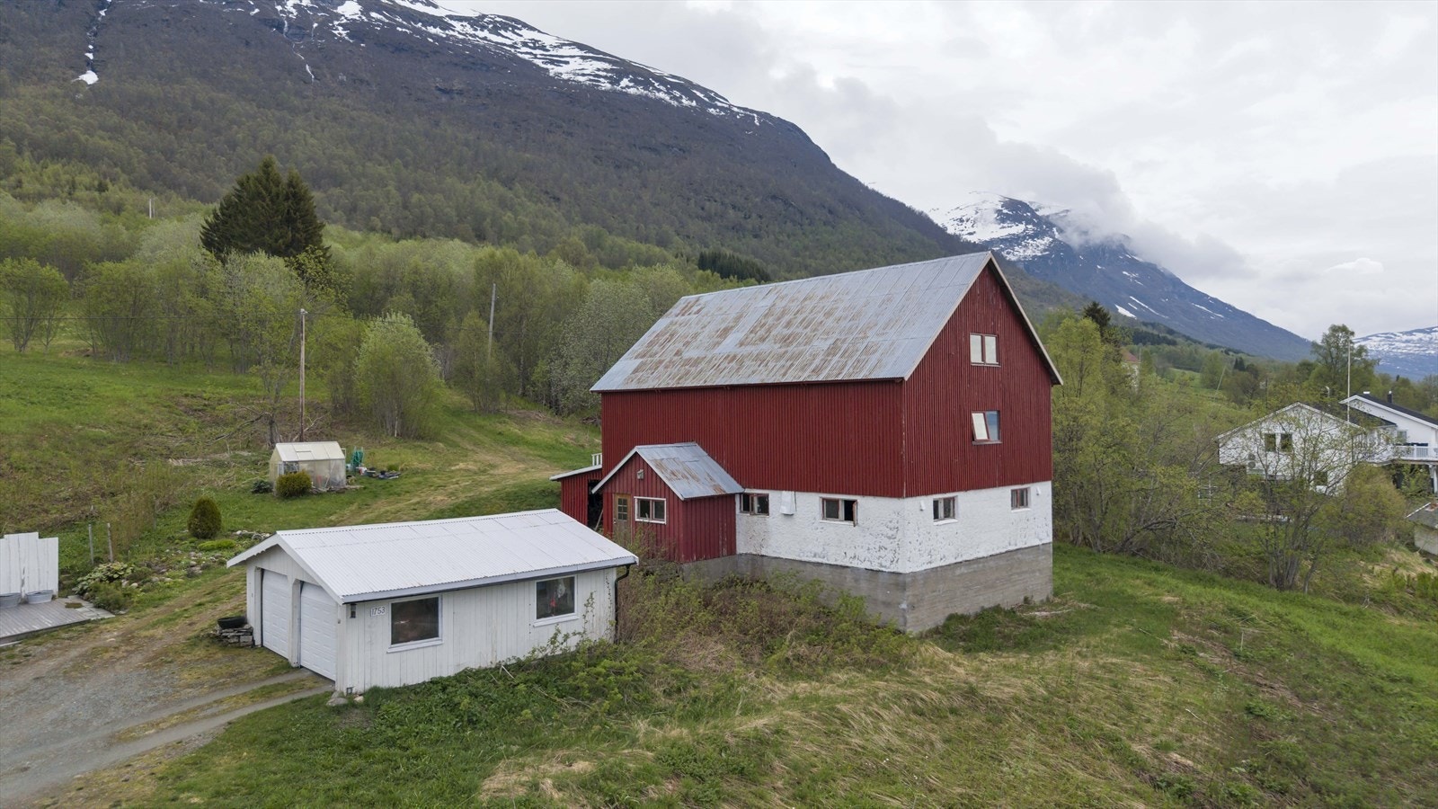 Redskapshus / fjøs og garasje (det tinglyses bruksrett til bruk av halvparten av denne garasjen til eier av eiendommen som ligger ved siden av/som ikke er en del av eiendommen som selges). Galleribilde