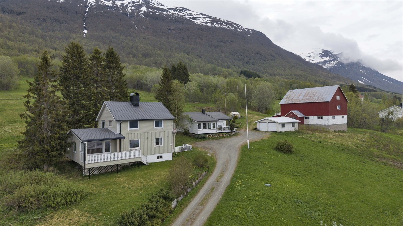 Boligen mellom huset og garasjen er ikke en del av eiendommen som selges (egen eiendom). Galleribilde