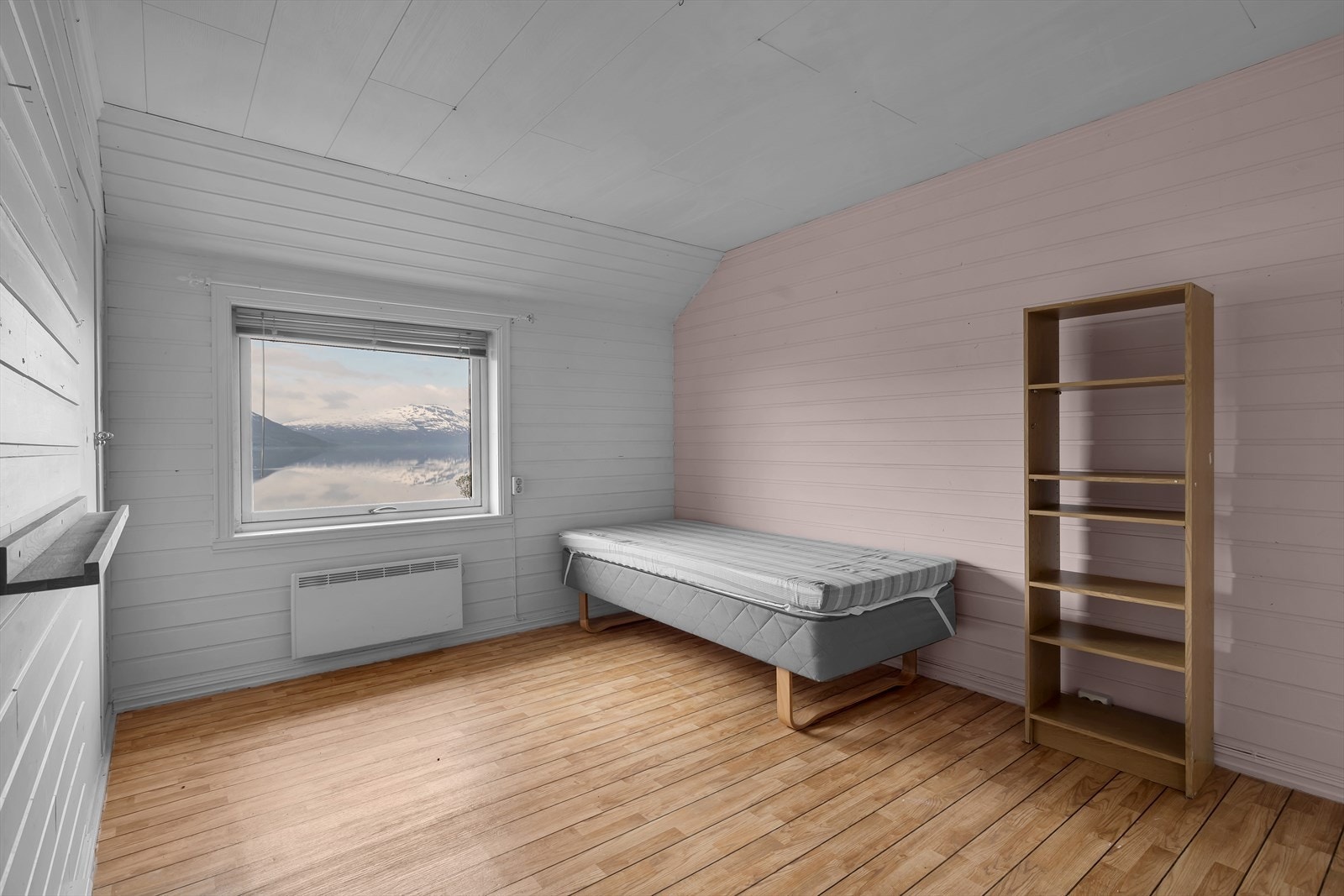 Soverom 2 av 3 i andre etasje Galleribilde