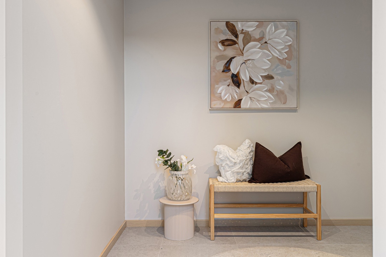 Flislagt entre, med varme i gulv. Bildene er fra endehuset, med lik planløsning. Galleribilde