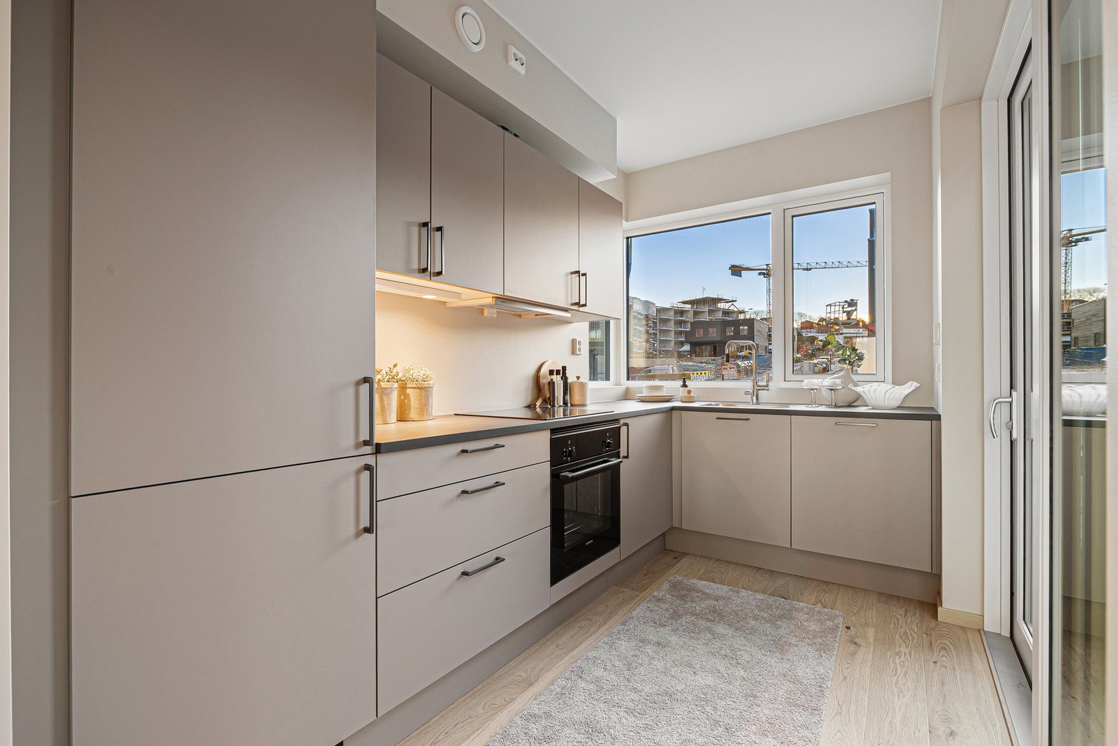 Lyst og moderne HTH-kjøkken med integrerte hvitevarer. Bildene er fra endehuset, med lik planløsning. Galleribilde