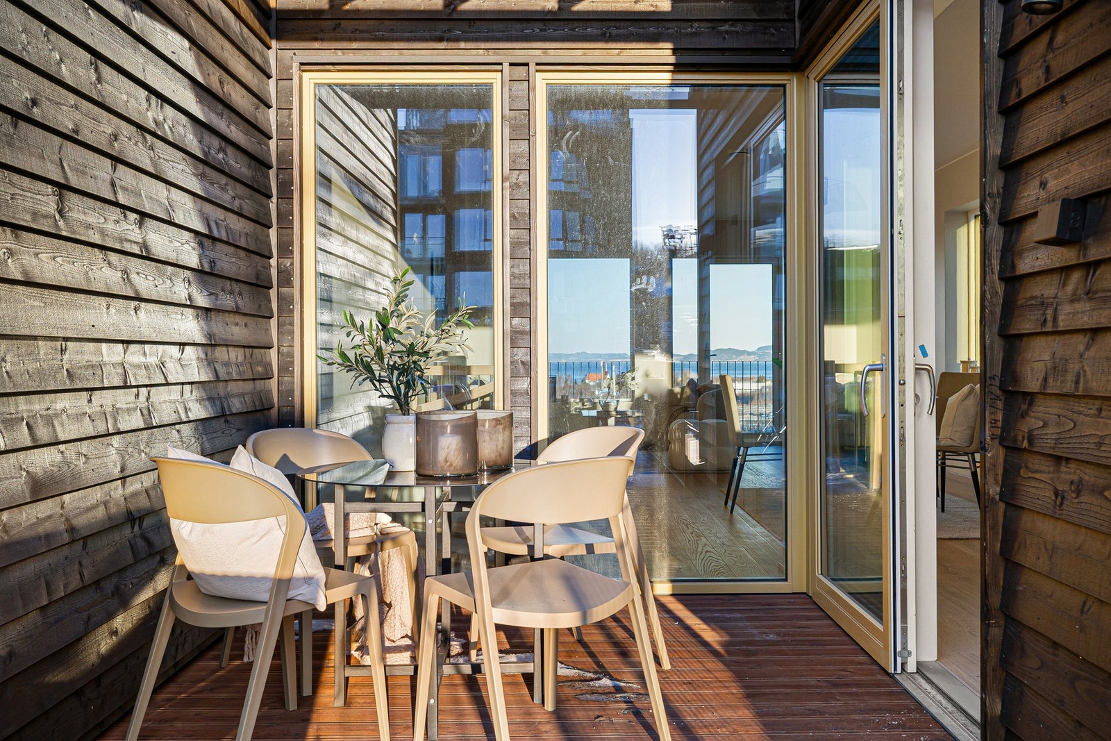 Skjermet og koselig krok på terrassen, med utgang fra kjøkkenet. Bildene er fra endehuset, med lik planløsning. Galleribilde