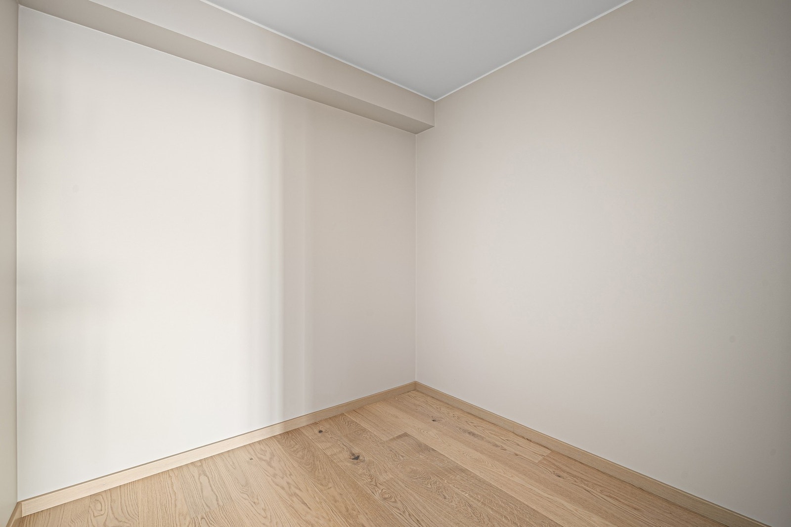 Stor bod for oppbevaring. Bildene er fra endehuset, med lik planløsning. Galleribilde