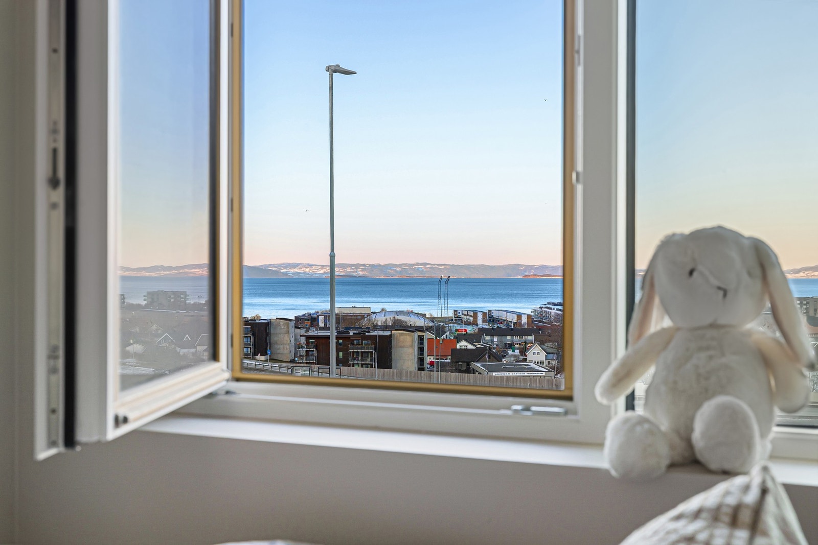 Våkne opp til flott utsikt! Bildene er fra endehuset, med lik planløsning. Galleribilde