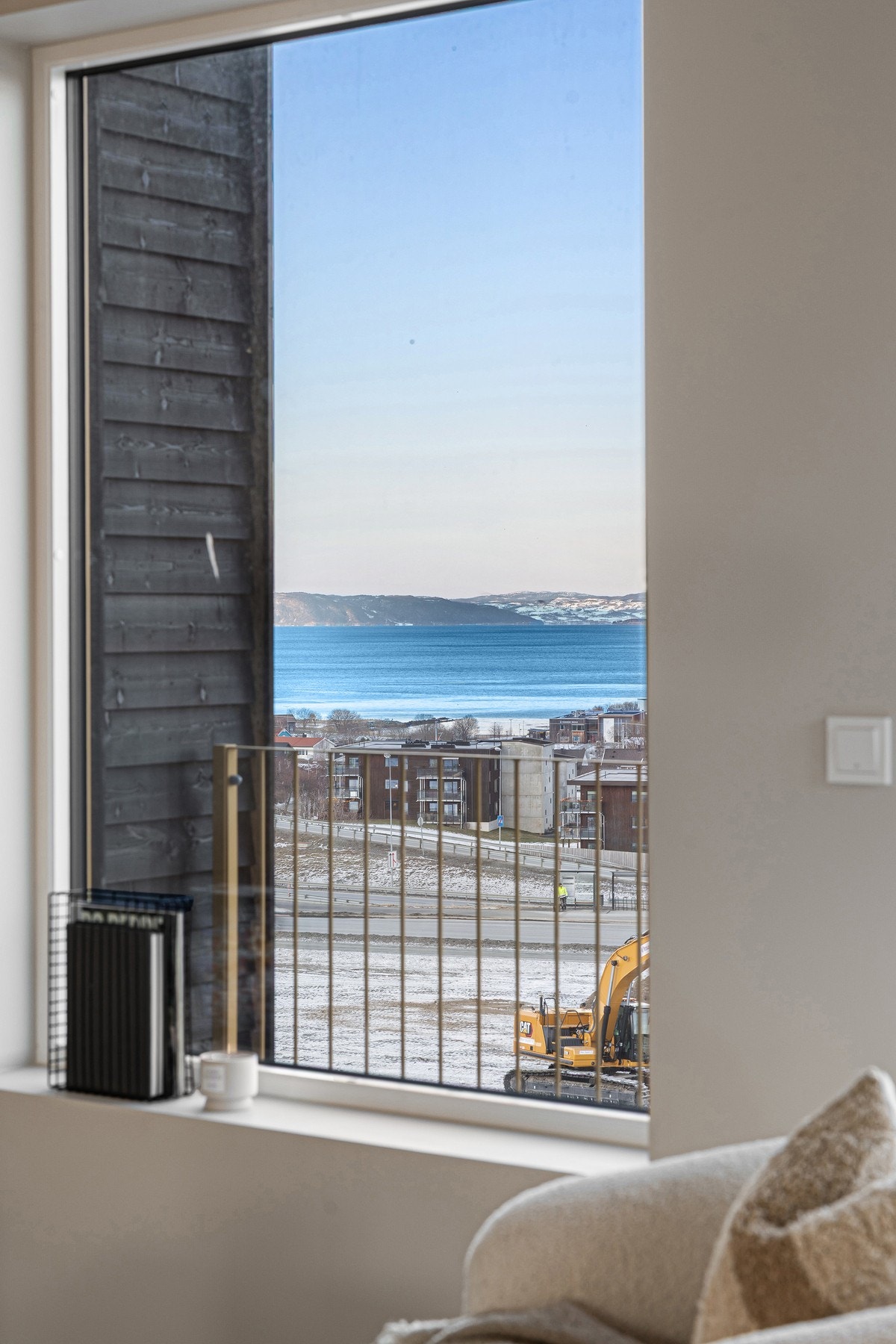 Fjordutsikt fra sofaen. Bildene er fra endehuset, med lik planløsning. Galleribilde