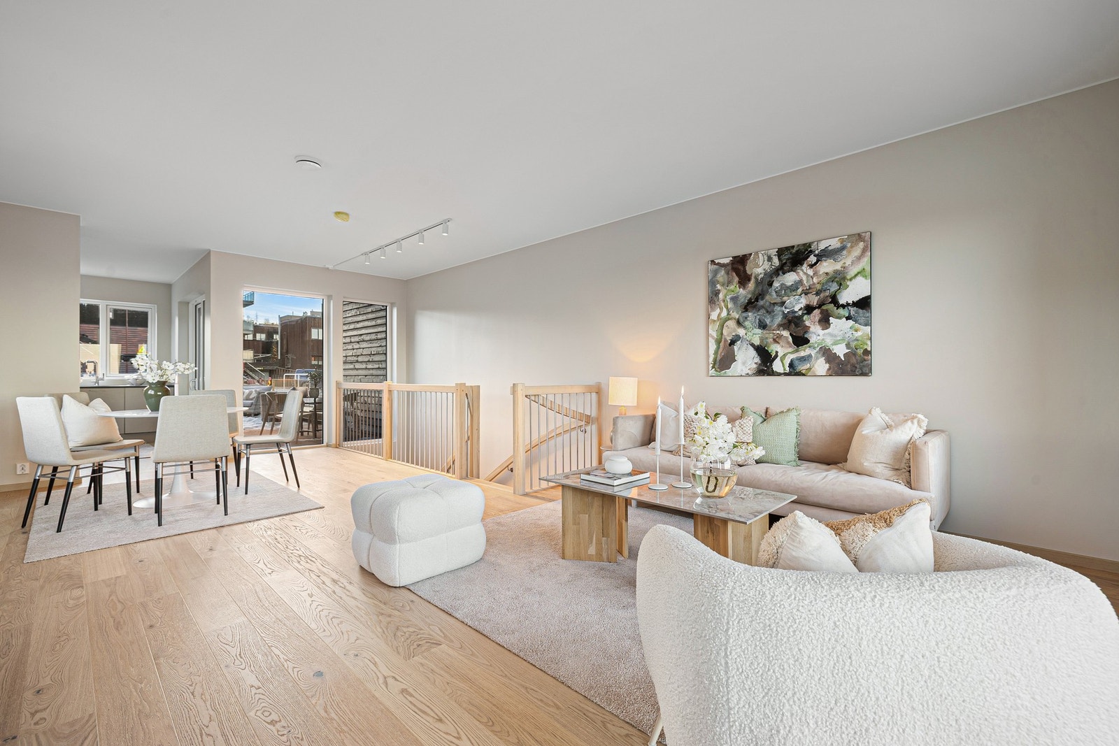 Stilrent hjem med 1-stavs parkett, vannbåren varme og gjennomtenkte løsninger. Bildene er fra endehuset, med lik planløsning. Galleribilde