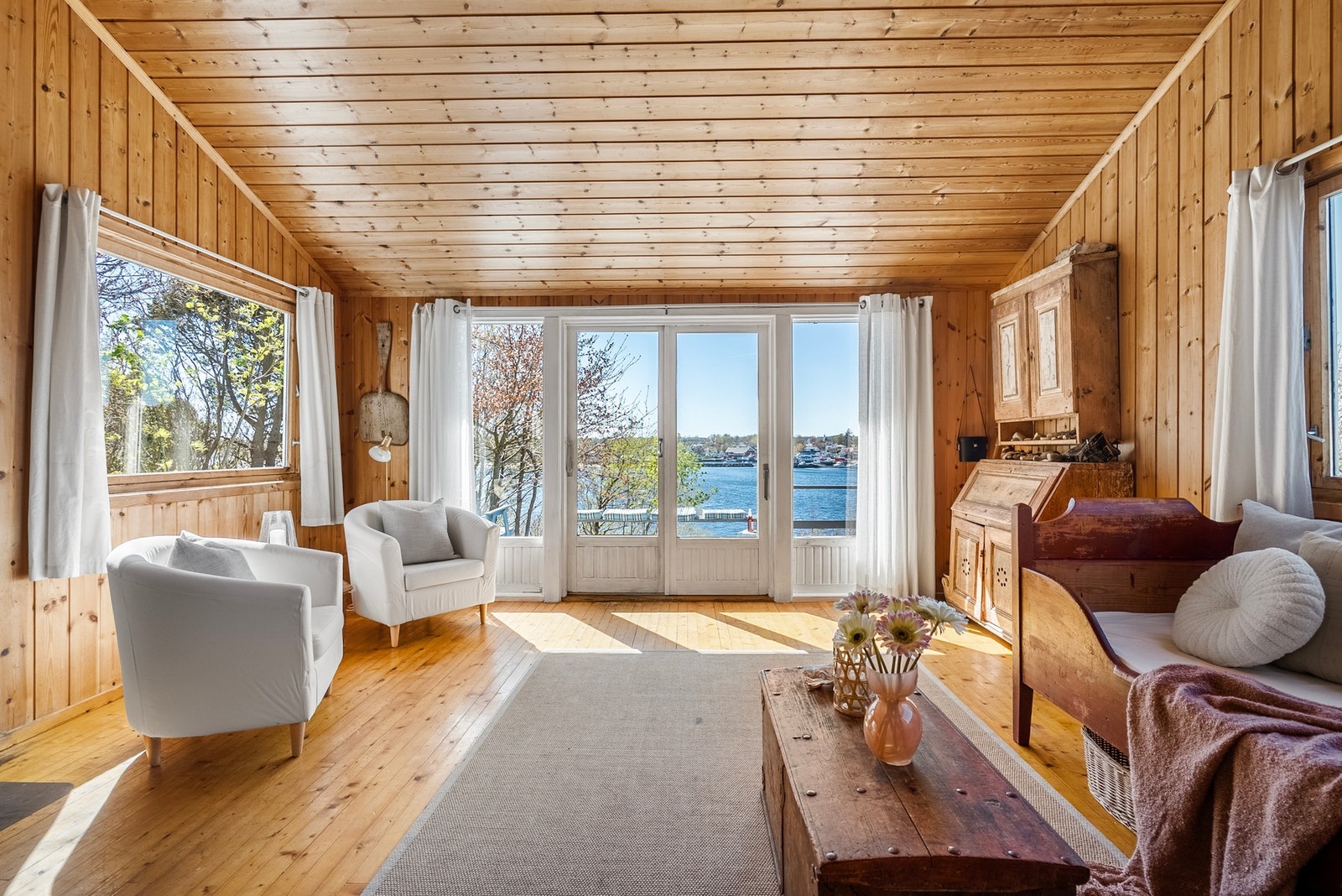 Store dører ut mot terrassen rammer inn utsikten på en elegant måte Galleribilde