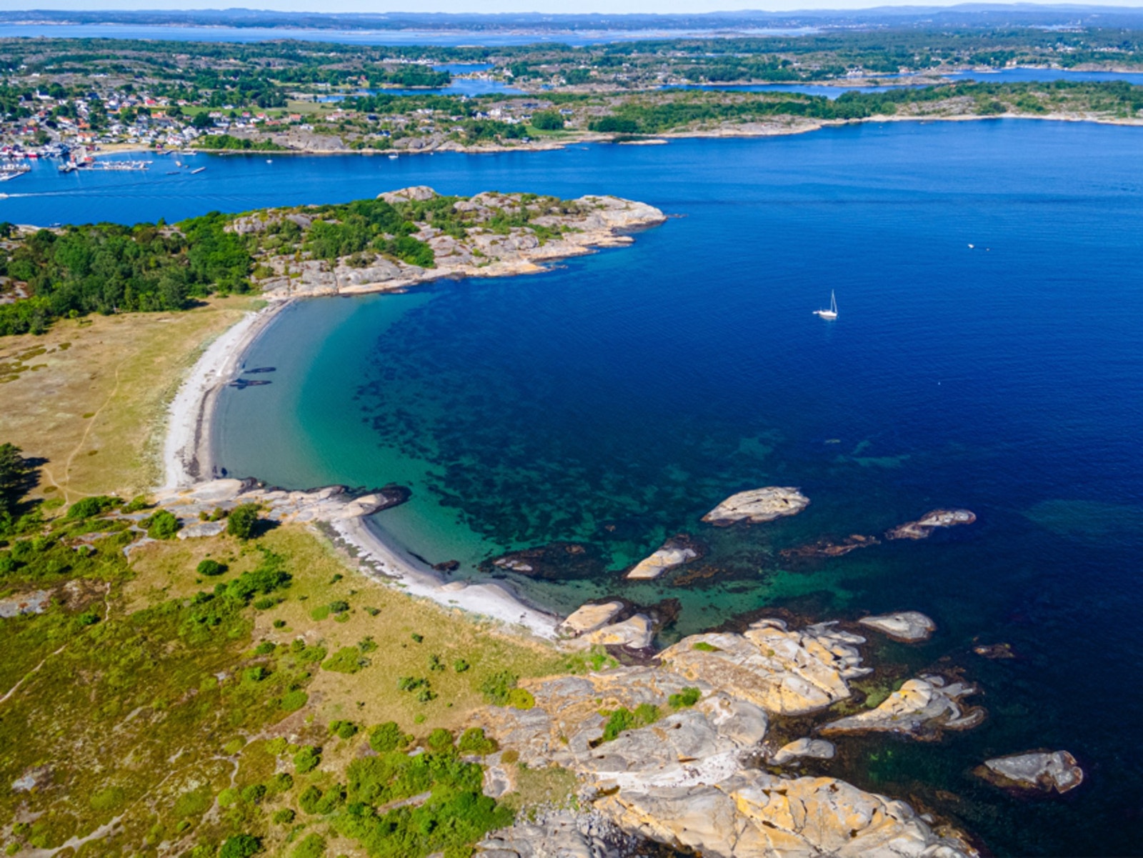Denne stranden er en meget populær og langgrunn badestrand Galleribilde